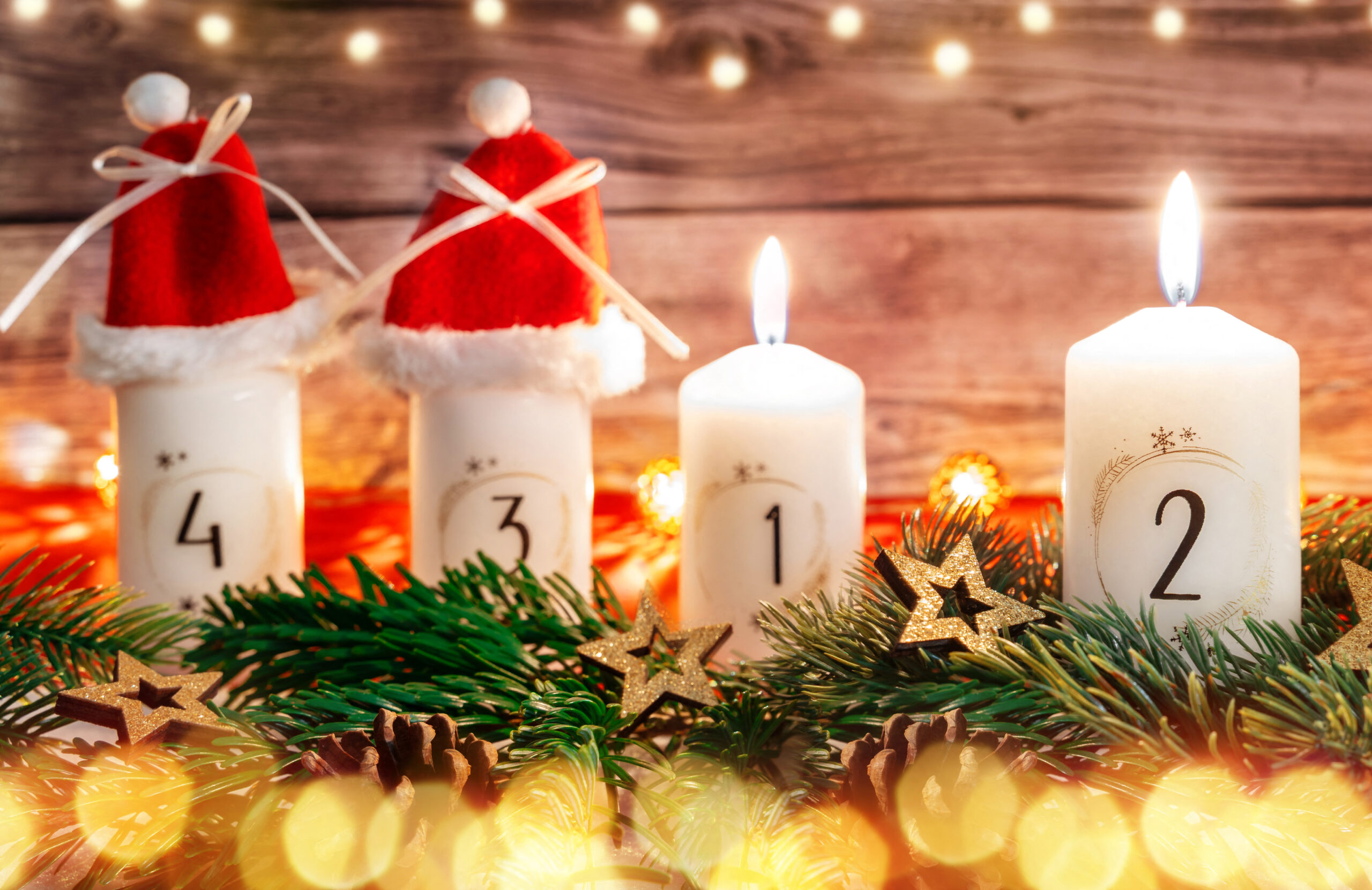 lustiges 2. advent bild mit weißer adventskerze, roter kugel und tannenzweigen