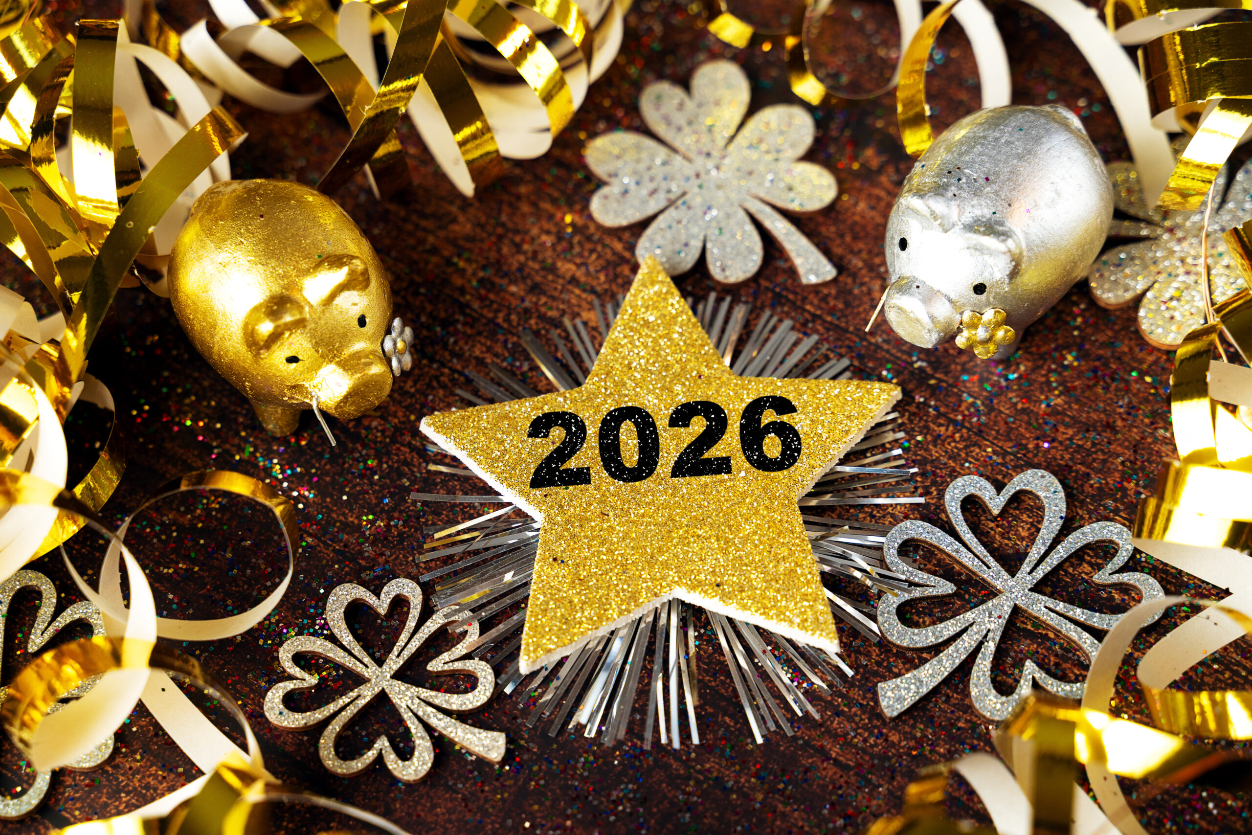 NEUJAHR 2026 BILDER 2026 glueckssymbole dekobild mit stern kleeblaettern und jahreszahl scaled
