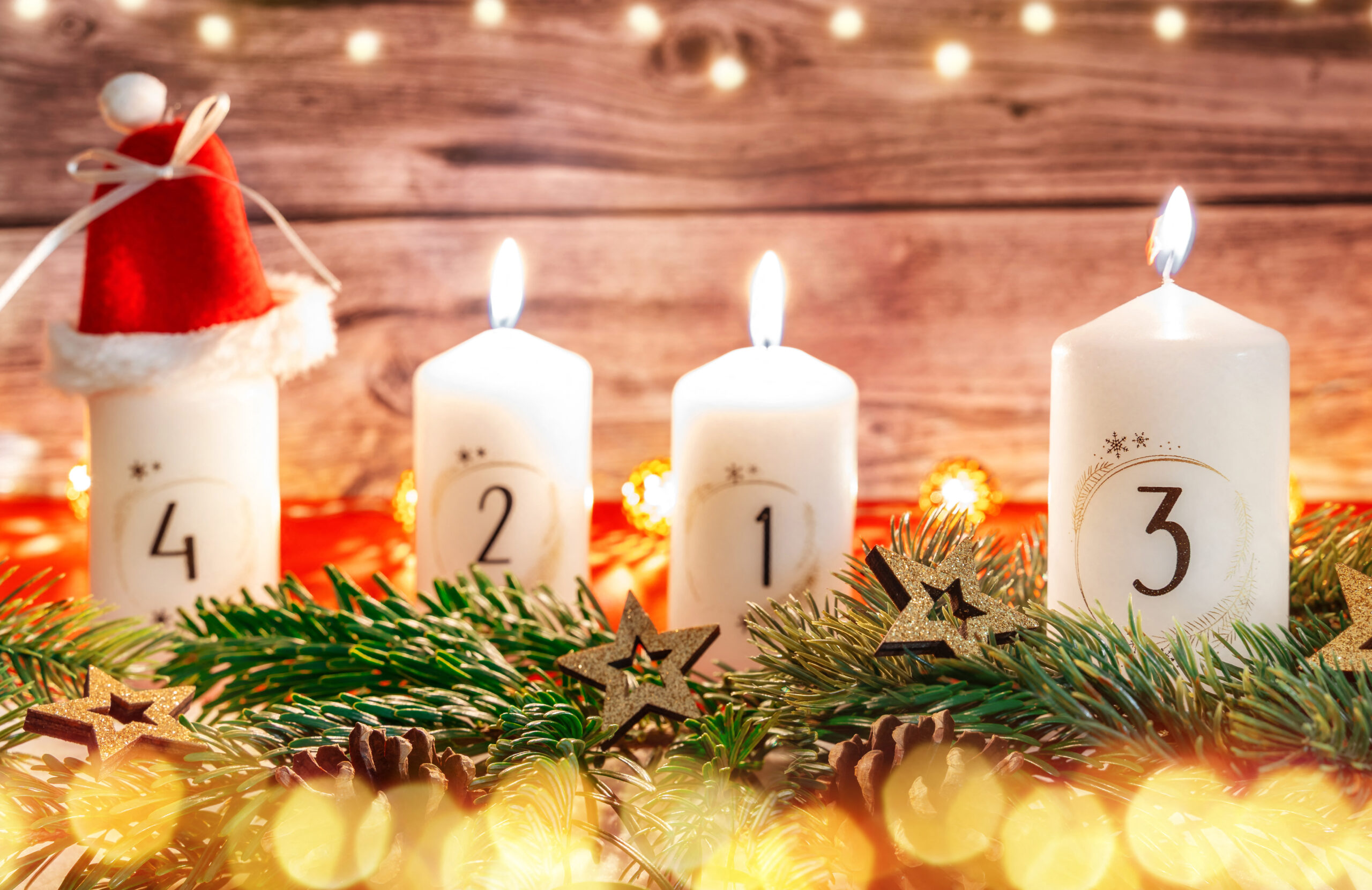 lustiges 3-advent bild mit weißen kerzen, tannenzweigen und festlicher weihnachtsdeko