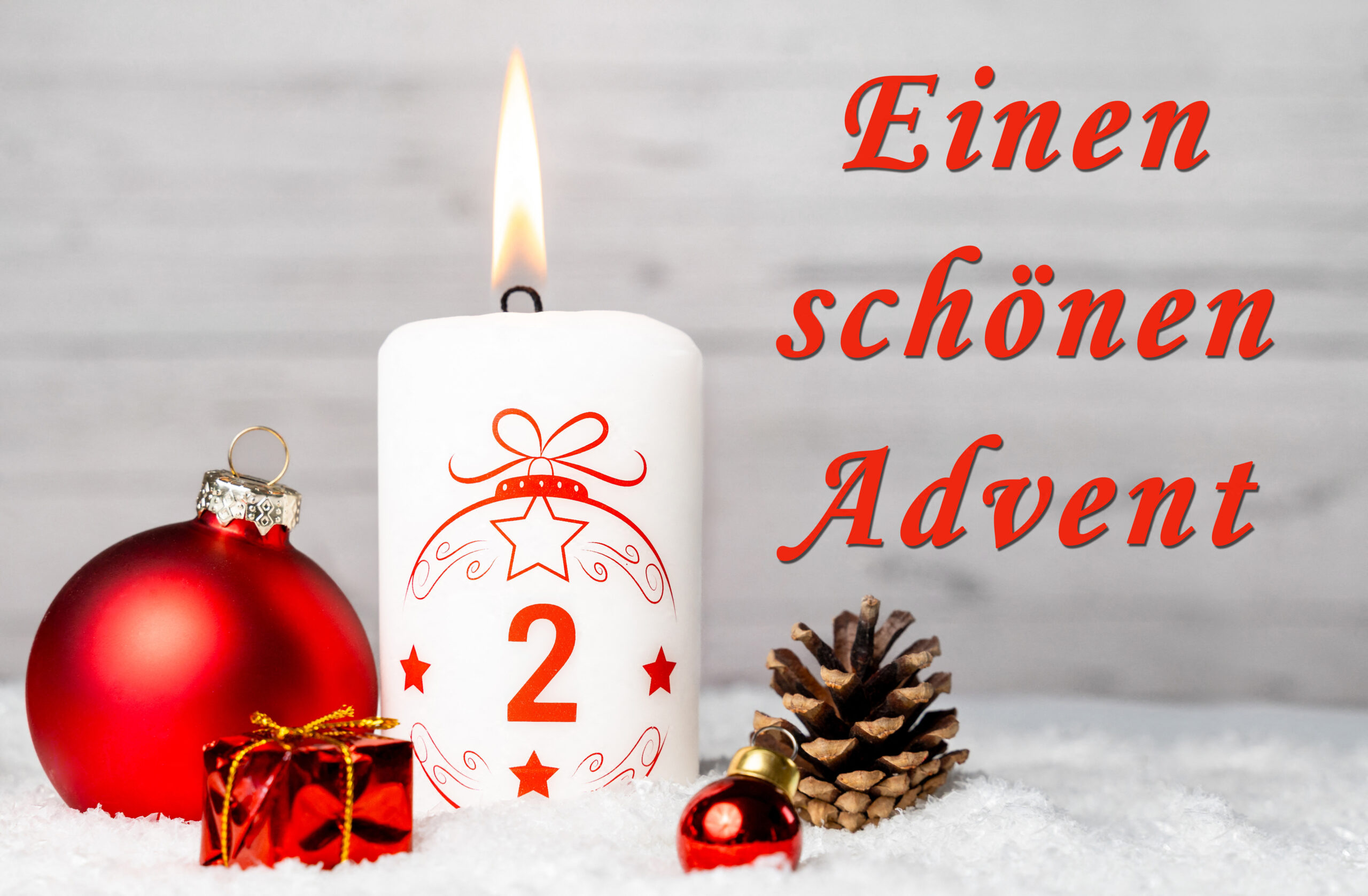 weiße kerze mit zahl 2, rote weihnachtskugeln und tannenzapfen – adventsgrüße zum 2. advent
