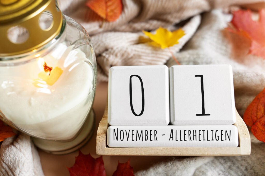 Allerheiligen Bild mit brennender Kerze, Kalenderwürfeln mit dem Datum 1. November