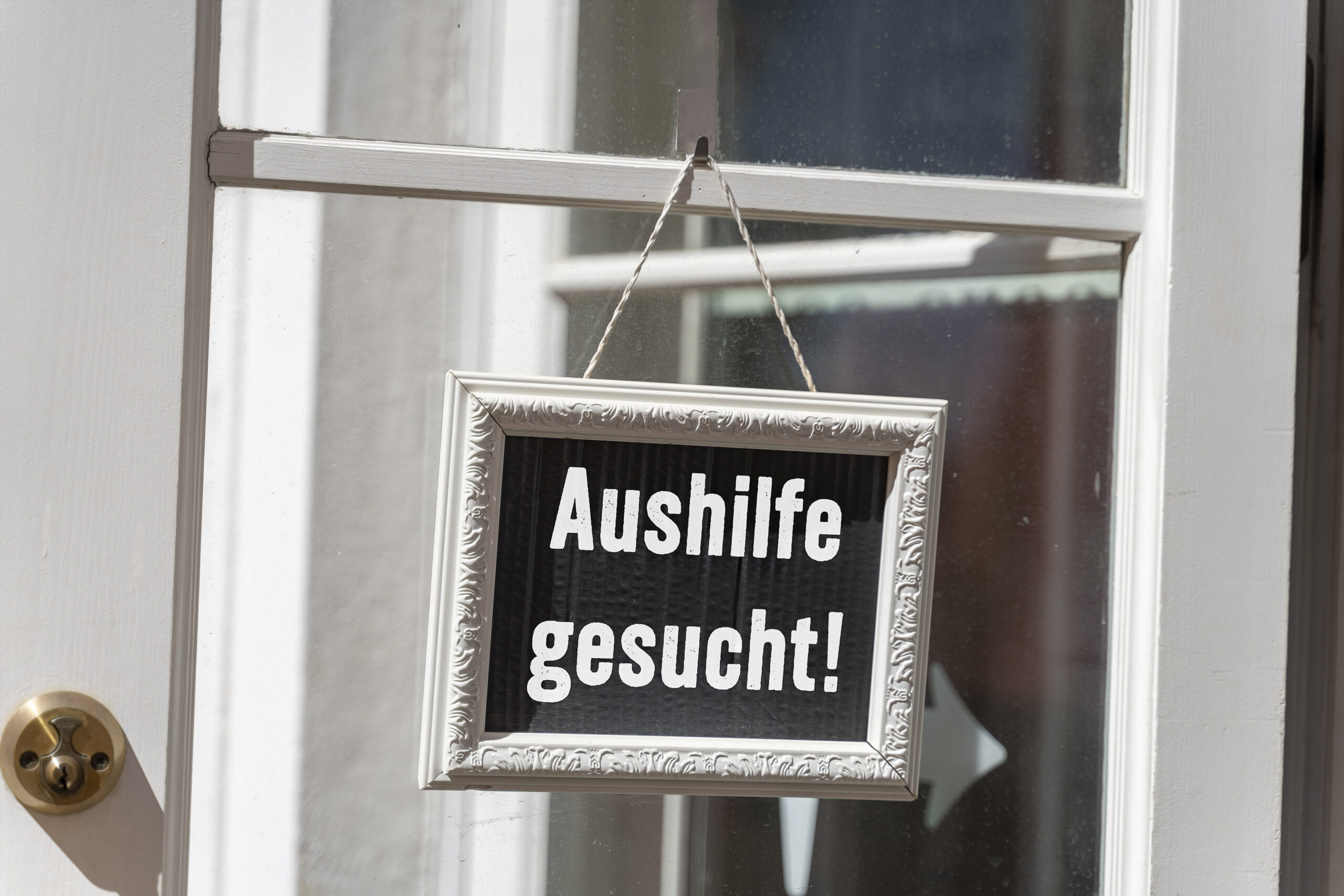 MITARBEITER BILDER - FÜR STELLENANZEIGEN aushilfe gesucht schild vor geschaeft 2 scaled