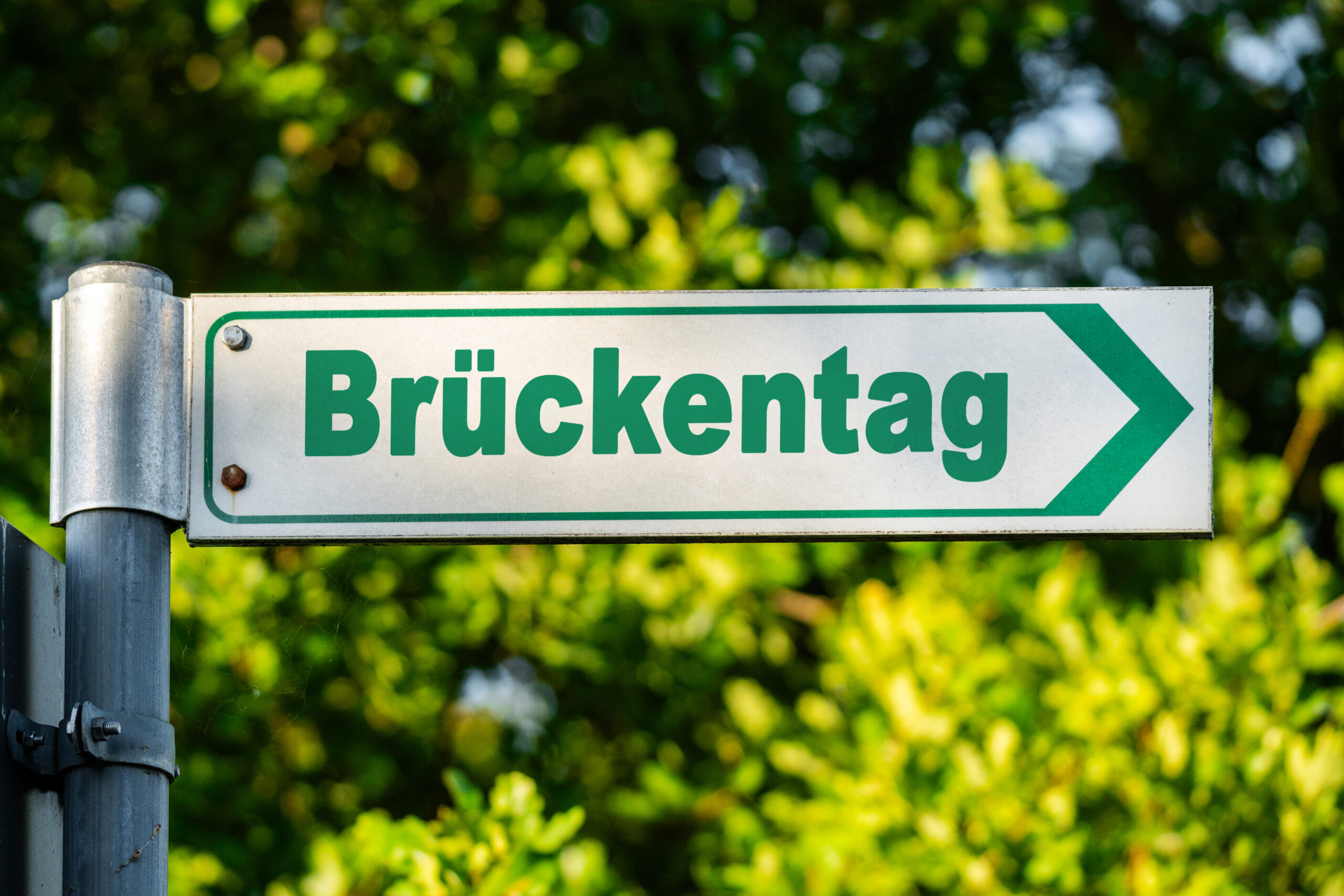 brueckentag schild scaled