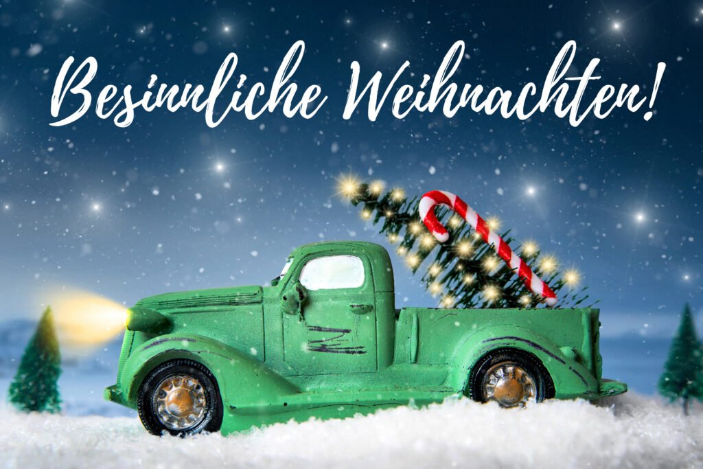 Grüner Nostalgie-Pickup mit Tannenbaum und Zuckerstange im Schnee mit Text Besinnliche Weihnachten