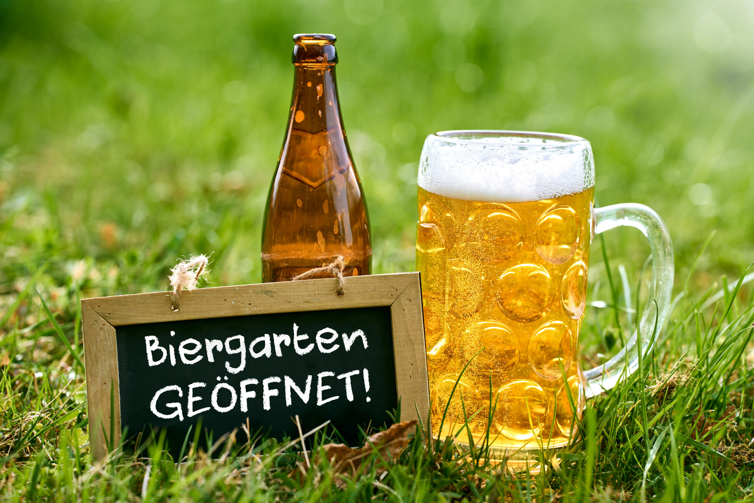 biergarten geoeffnet schild 1 scaled bilder