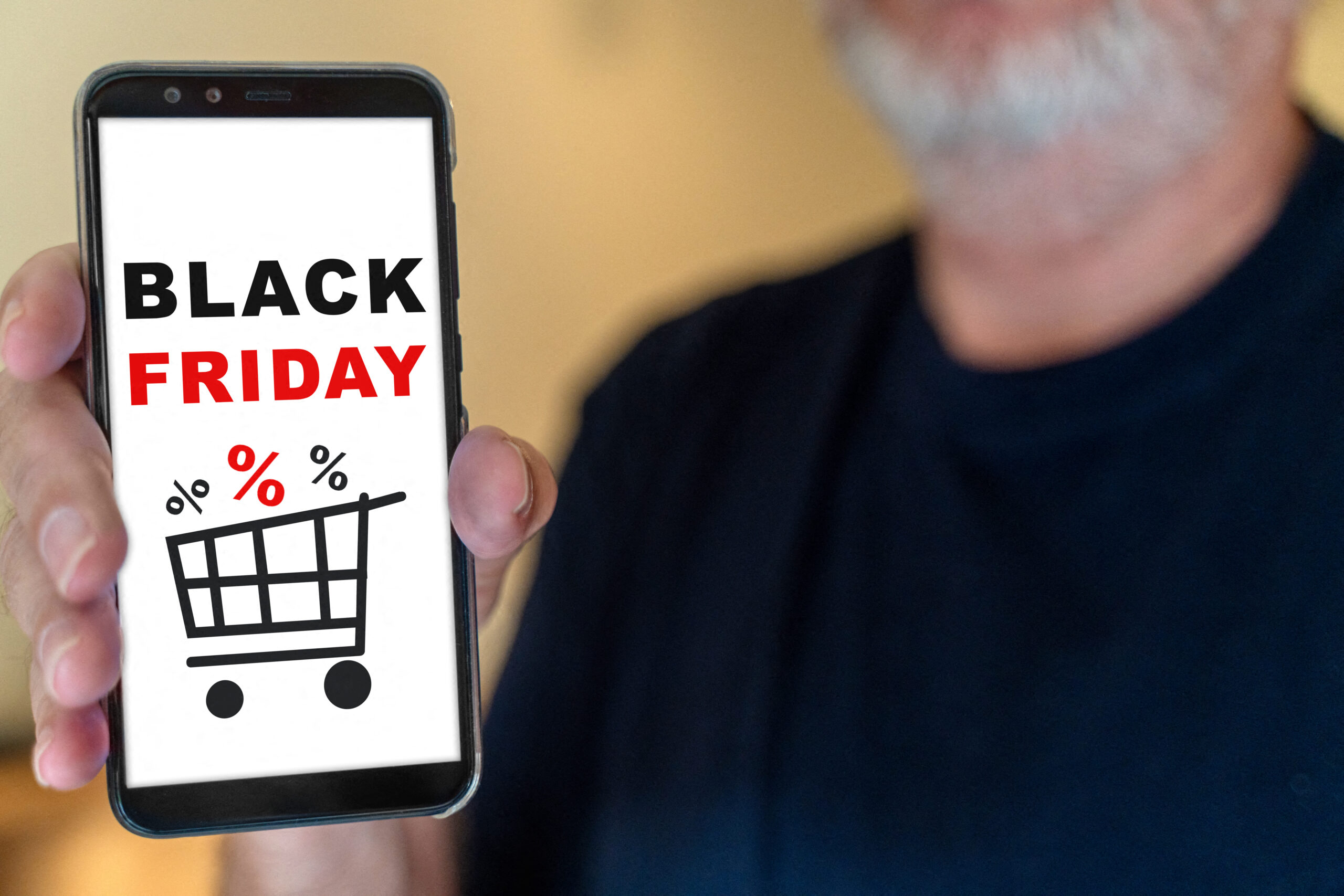 BLACK FRIDAY BILDER BLACK FRIDAY SMARTPHONE – HAND HÄLT SMARTPHONE MIT SCHRIFTZUG BLACK FRIDAY UND EINKAUFSWAGENSYMBOL black friday smartphone – hand hält smartphone mit schriftzug black friday und einkaufswagensymbol