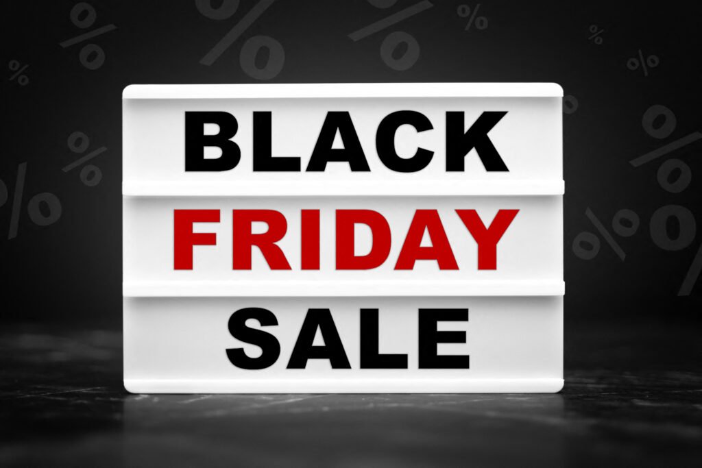 Black Friday Sale Bild – Leuchtbox mit Schriftzug BLACK FRIDAY SALE auf dunklem Hintergrund