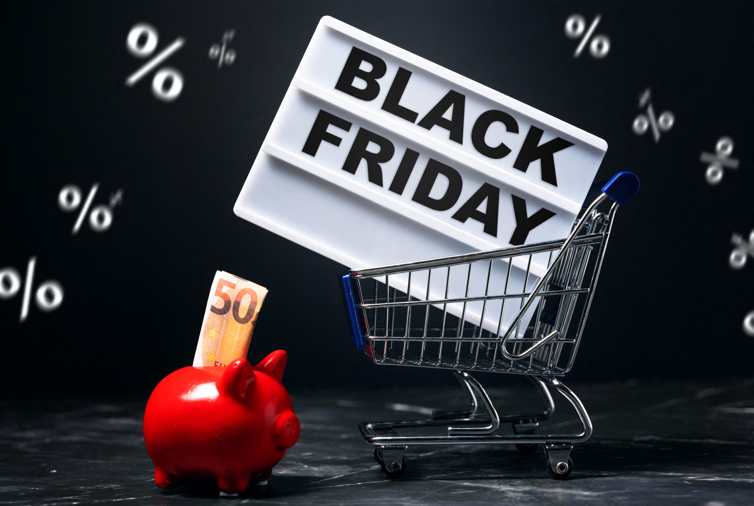 BLACK FRIDAY BILDER BLACK FRIDAY BILD MIT SPARSCHWEIN – EINKAUFSWAGEN MIT BLACK FRIDAY SCHILD UND ROTEM SPARSCHWEIN MIT GELDSCHEIN black friday bild mit sparschwein – einkaufswagen mit black friday schild und rotem sparschwein mit geldschein