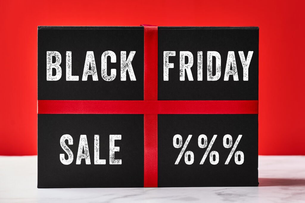 Black Friday Geschenkbox – schwarzes Paket mit rotem Band und Aufschrift Black Friday Sale