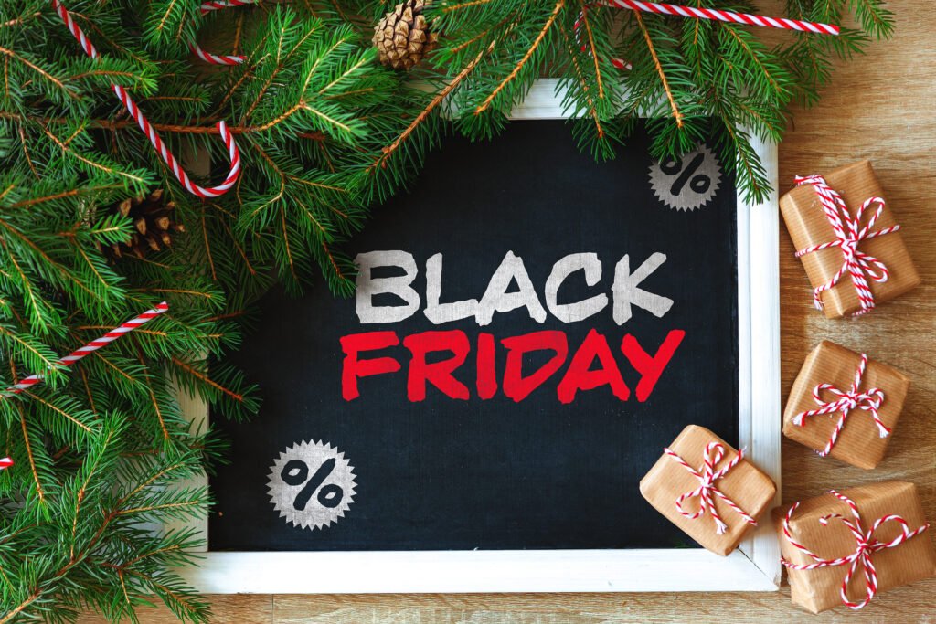 Black Friday Tafel – Kreidetafel mit Schriftzug BLACK FRIDAY, Tannenzweigen und kleinen Geschenken