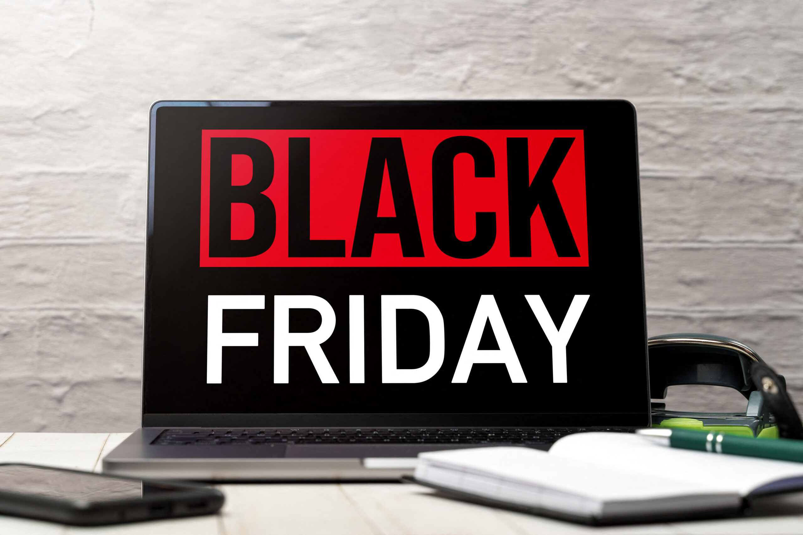 BLACK FRIDAY BILDER BLACK FRIDAY LAPTOP – GEÖFFNETER LAPTOP MIT SCHRIFTZUG BLACK FRIDAY AUF ROTEM HINTERGRUND black friday laptop – geöffneter laptop mit schriftzug black friday auf rotem hintergrund