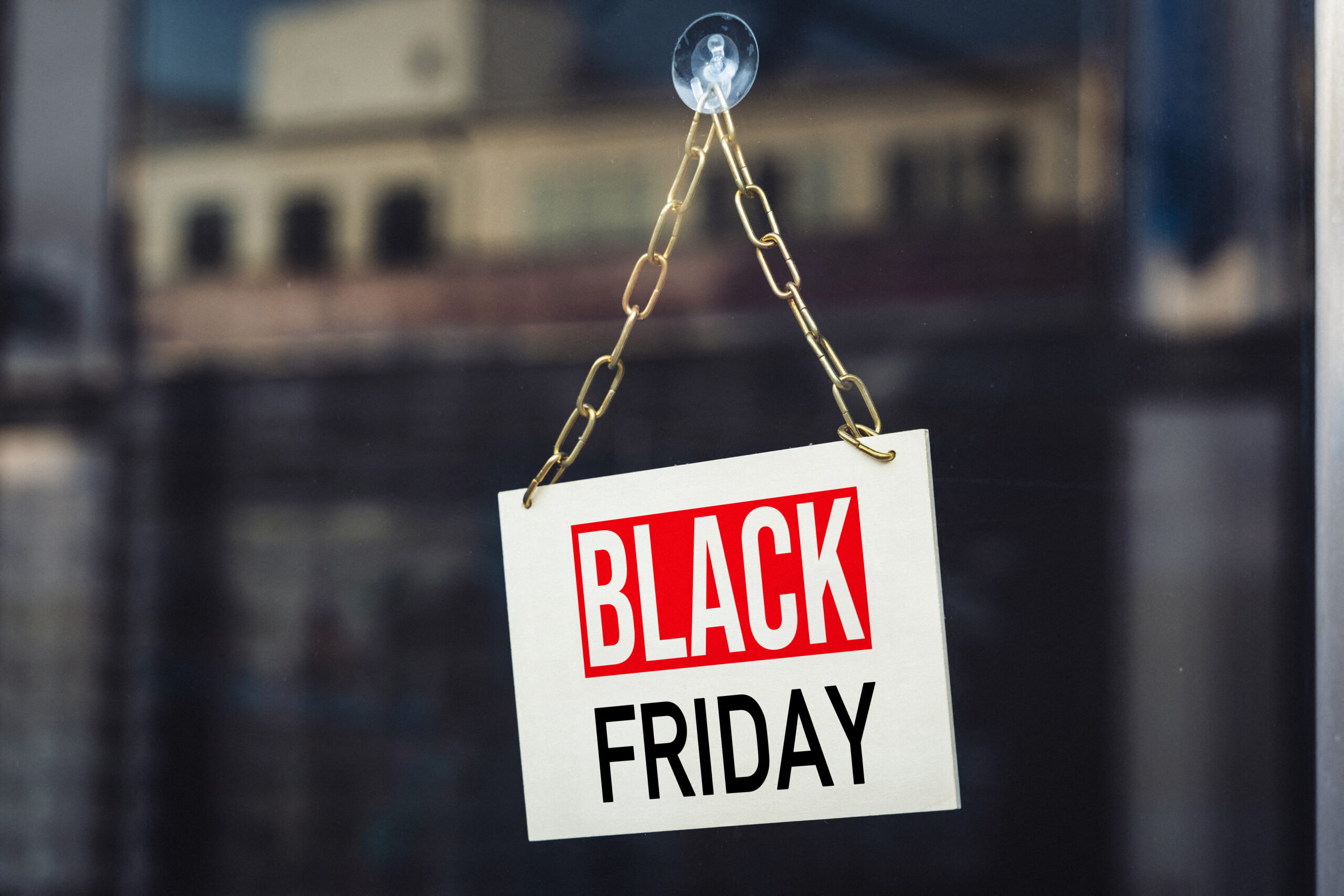 BLACK FRIDAY BILDER BLACK FRIDAY SCHILD – SCHILD MIT SCHRIFTZUG BLACK FRIDAY AN GOLDENER KETTE VOR GLASFRONT black friday schild – schild mit schriftzug black friday an goldener kette vor glasfront