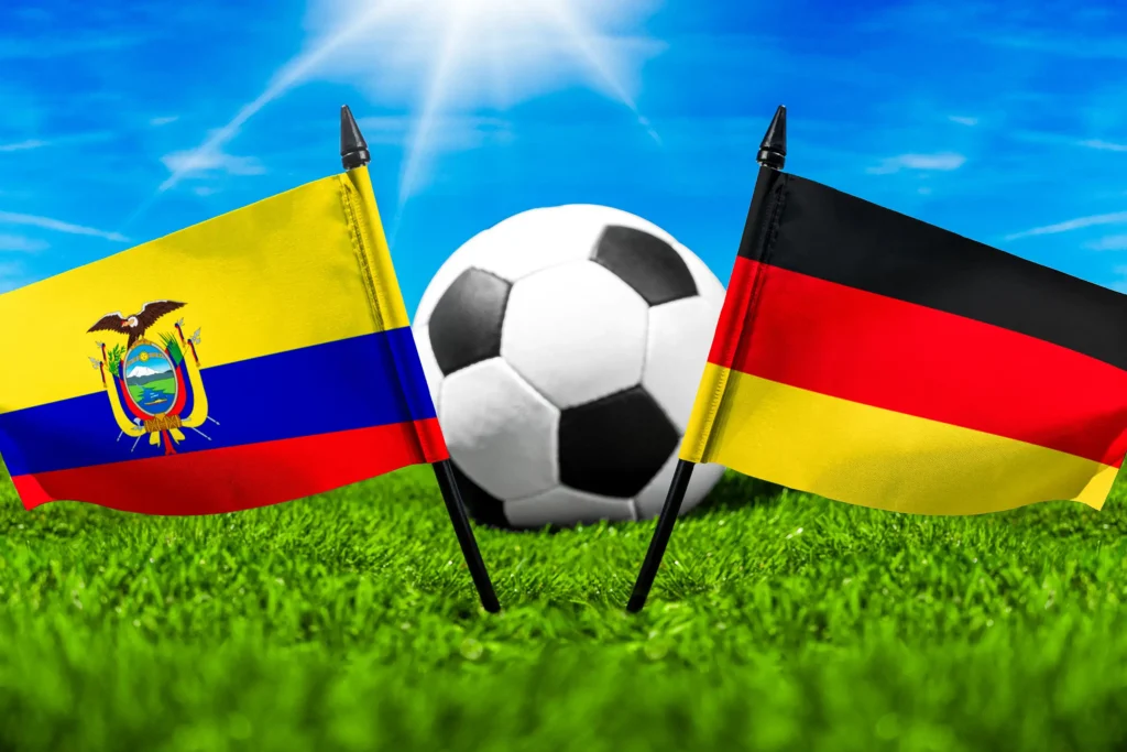 Deutschland gegen Ecuador Fußball mit Nationalflaggen und Ball auf grünem Spielfeld.