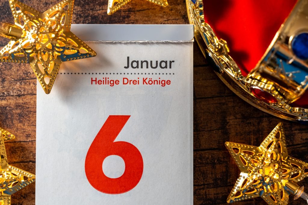Kalenderblatt mit 6. Januar, Heilige Drei Könige, und goldenen Sternen