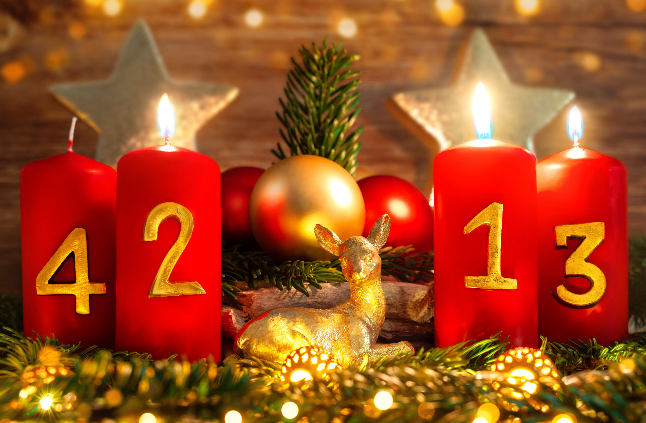 rote kerzen mit goldenen zahlen auf adventskranz zum dritten 3 advent