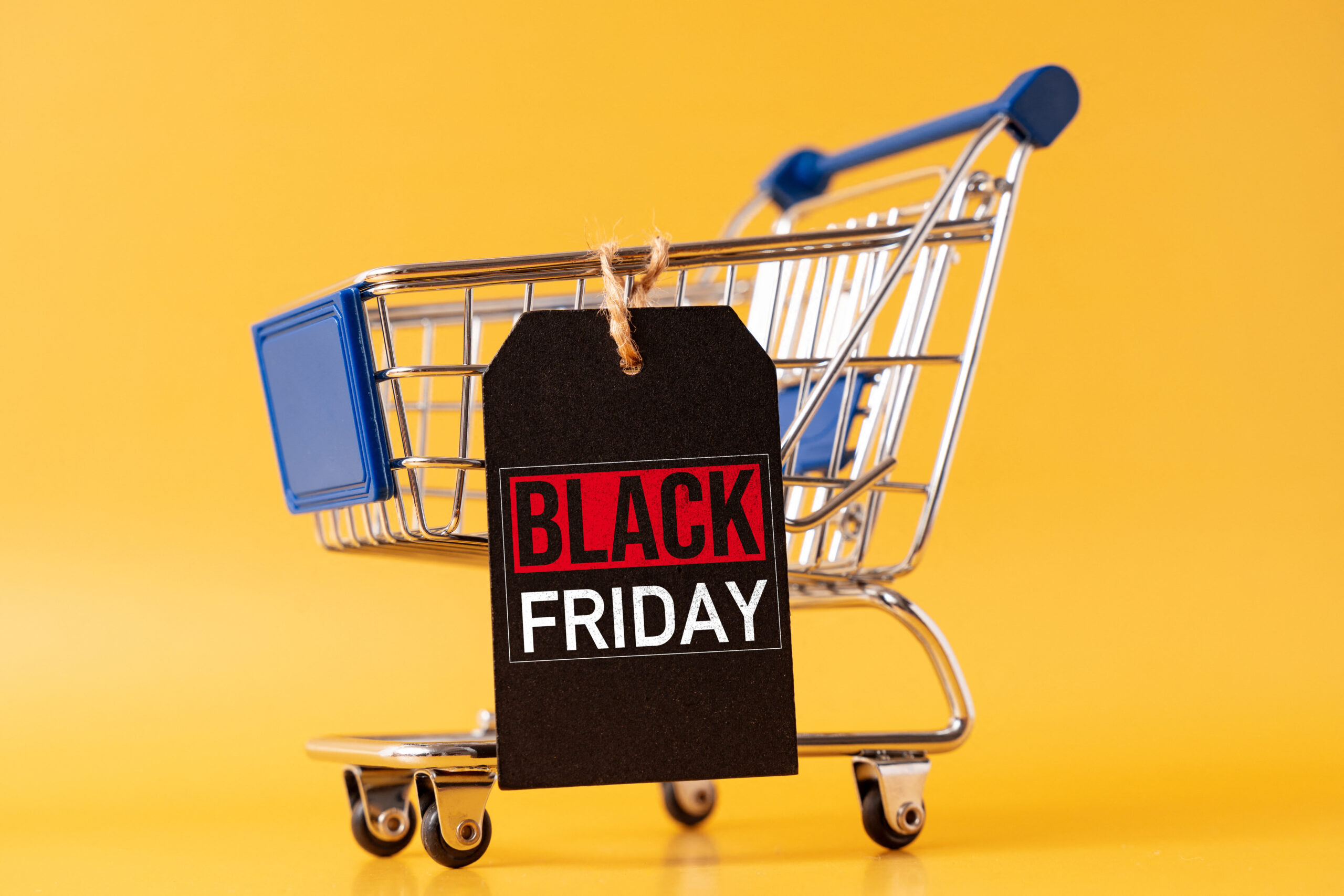 BLACK FRIDAY BILDER BLACK FRIDAY EINKAUFSWAGEN – EINKAUFSWAGEN MIT ETIKETT BLACK FRIDAY VOR GELBEM HINTERGRUND black friday einkaufswagen – einkaufswagen mit etikett black friday vor gelbem hintergrund