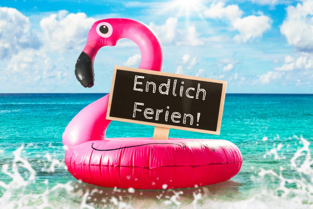 Endlich Ferien! Schild in einem Flamingo im Meer. Ferien Bilder