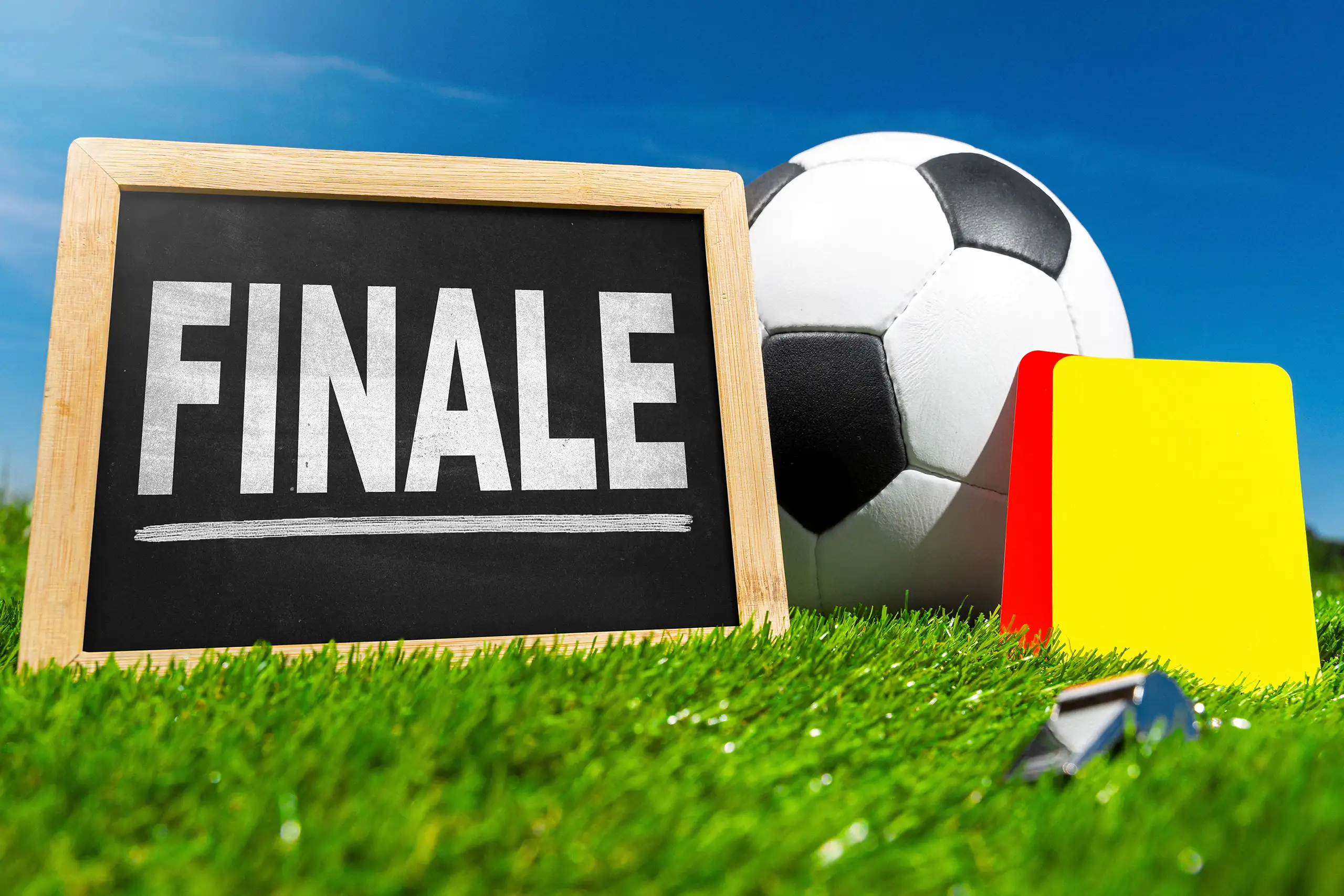 finale im fußball mit ball, schiedsrichterkarten und pfeife auf dem spielfeld.
