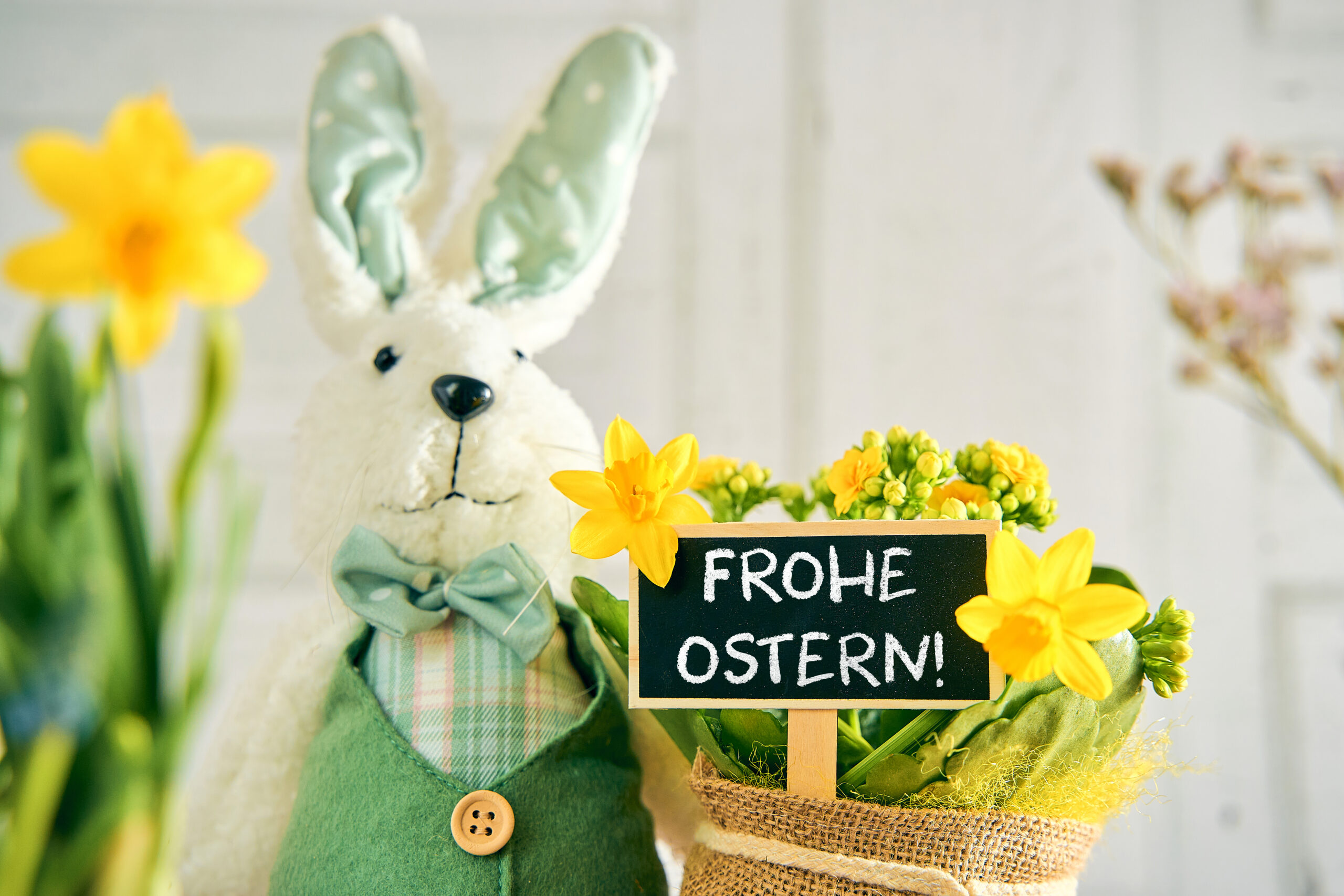 frohe ostern schriftzug mit hase 1 scaled