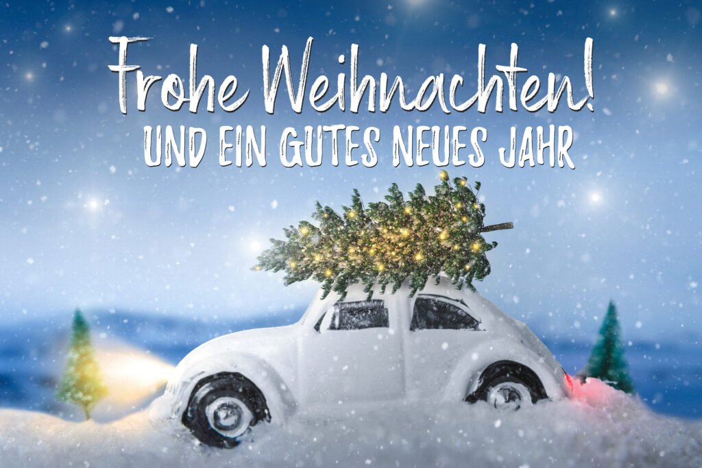 Winterliches Auto mit Tannenbaum und Schriftzug Frohe Weihnachten und ein gutes neues Jahr