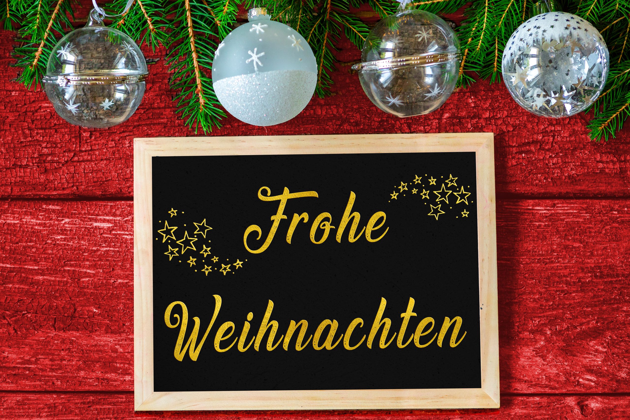 frohe weihnachten: tafel mit dem schriftzug frohe weihnachten