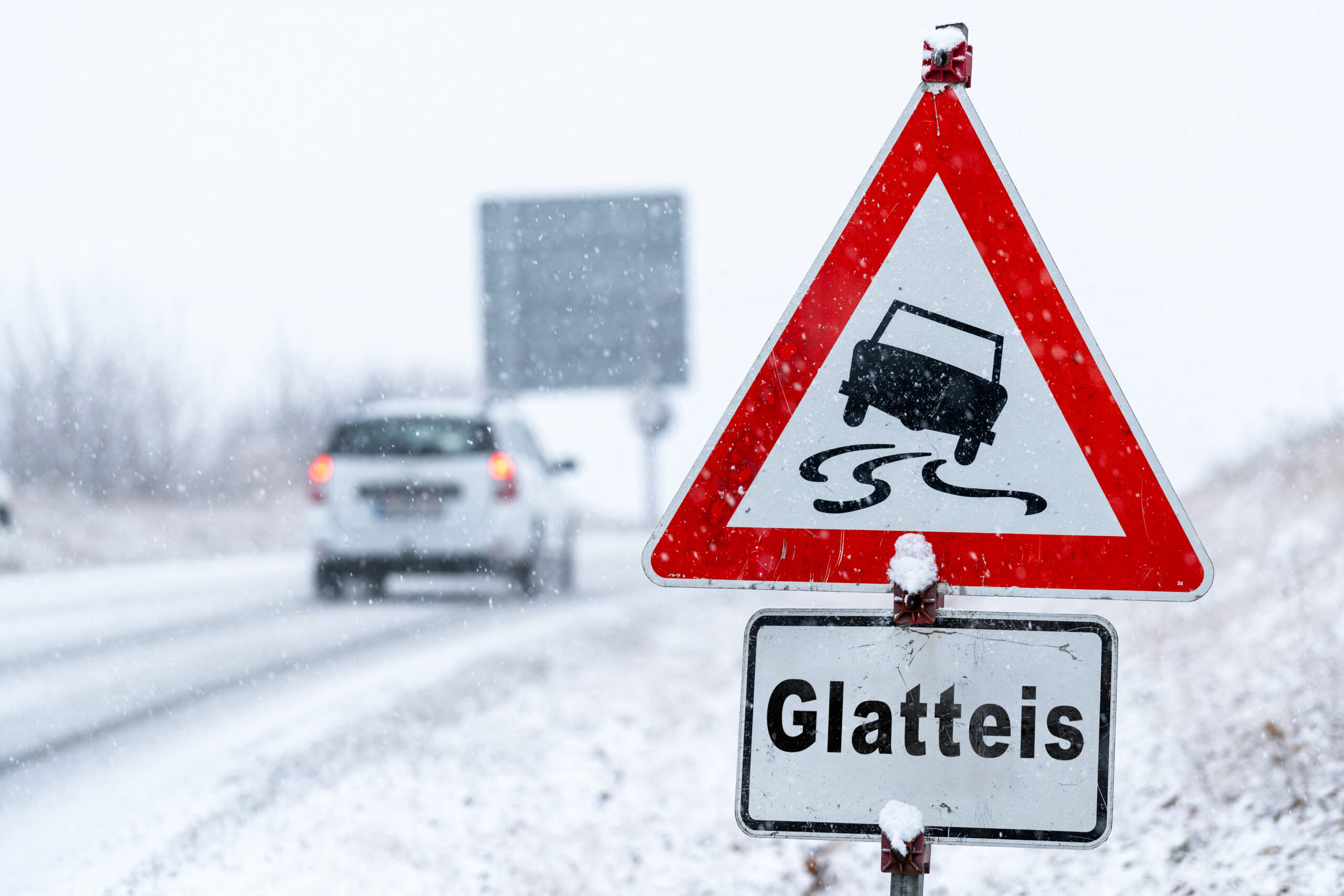 WETTER BILDER glatteis strasse 1 scaled