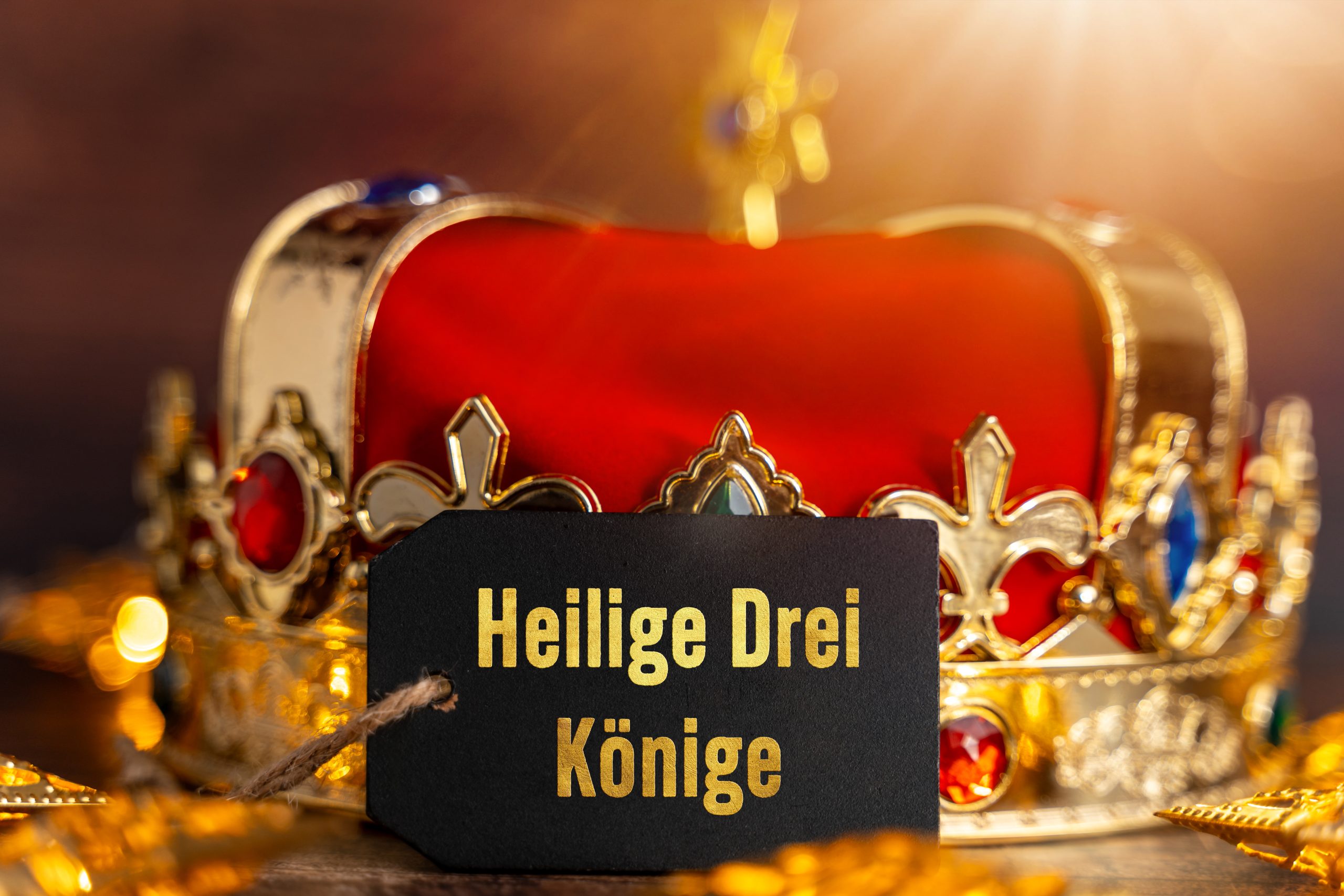 schild mit heilige drei könige vor einer roten krone