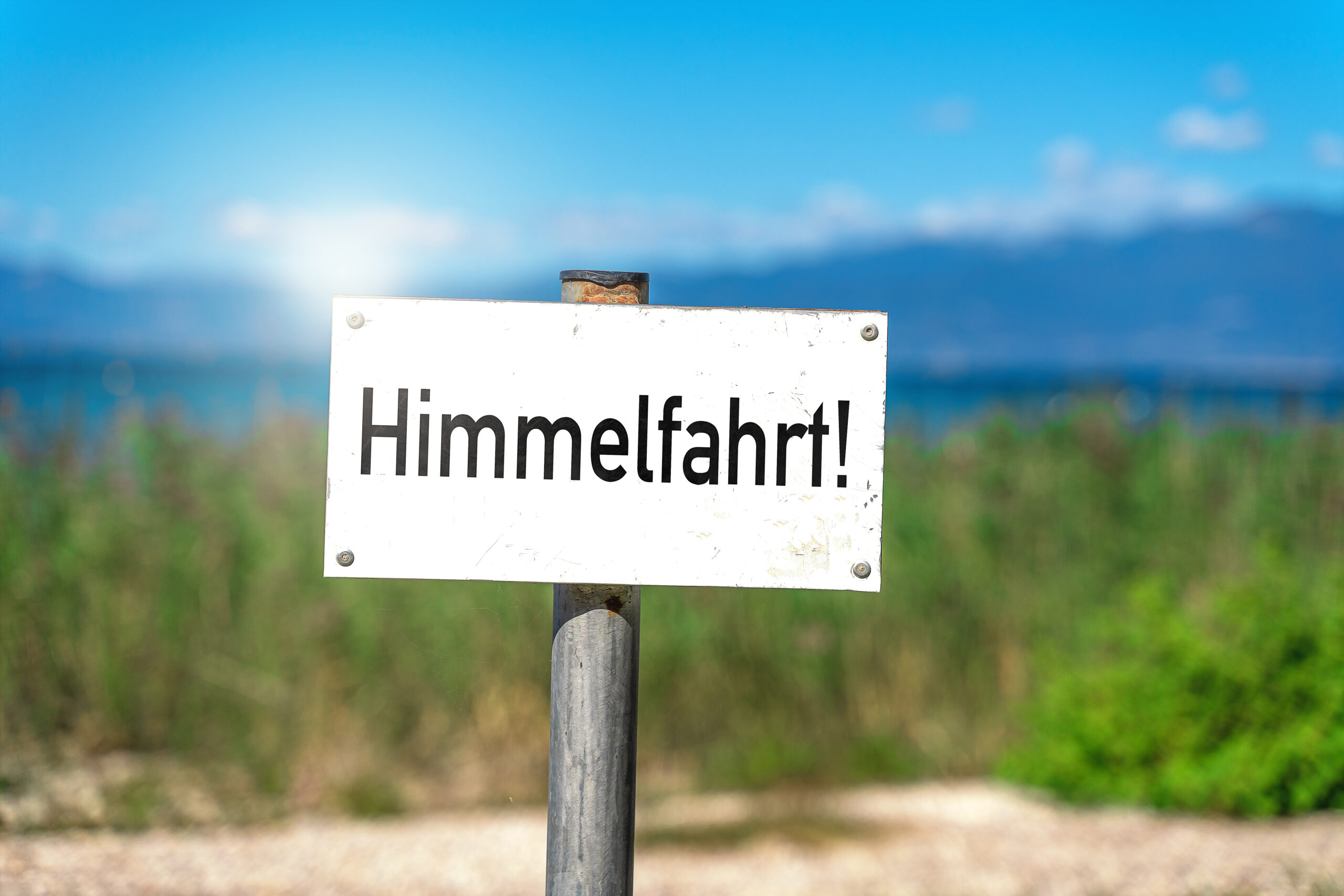 CHRISTI HIMMELFAHRT BILDER himmelfahrt feiertag schild scaled