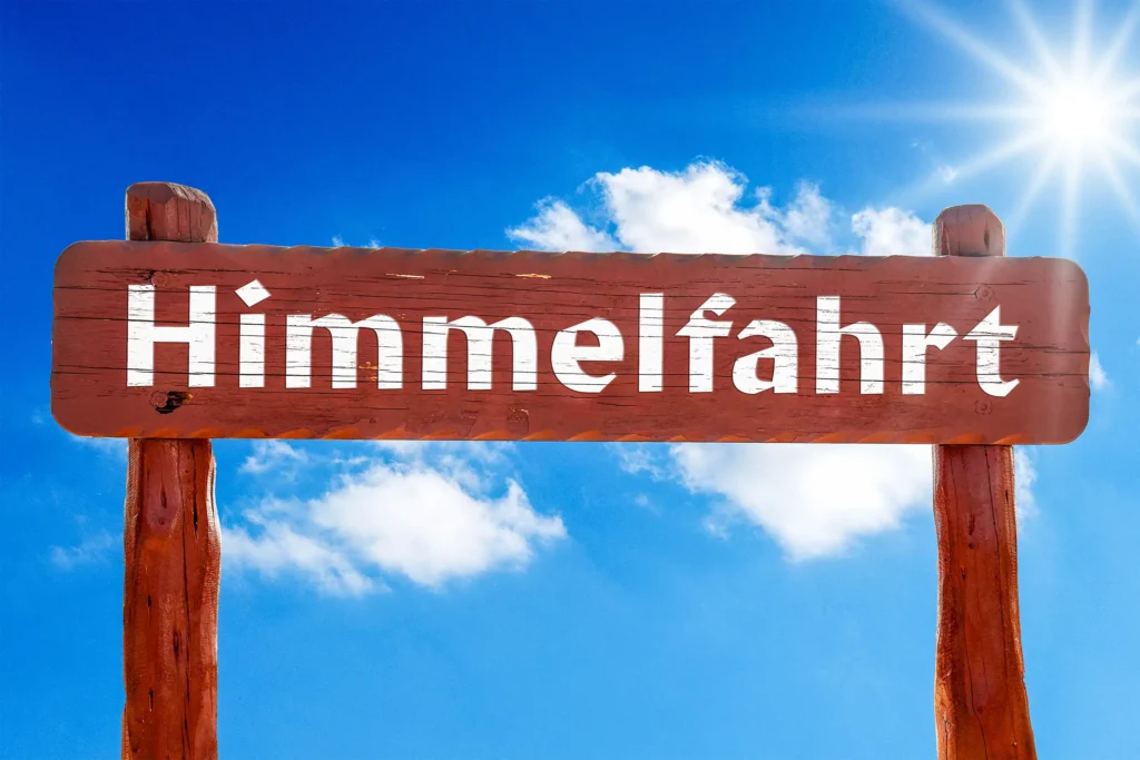 Himmelfahrt Schild vor blauem Himmel mit Wolken – Christi Himmelfahrt Feiertag Bild und Himmelfahrt Grüße