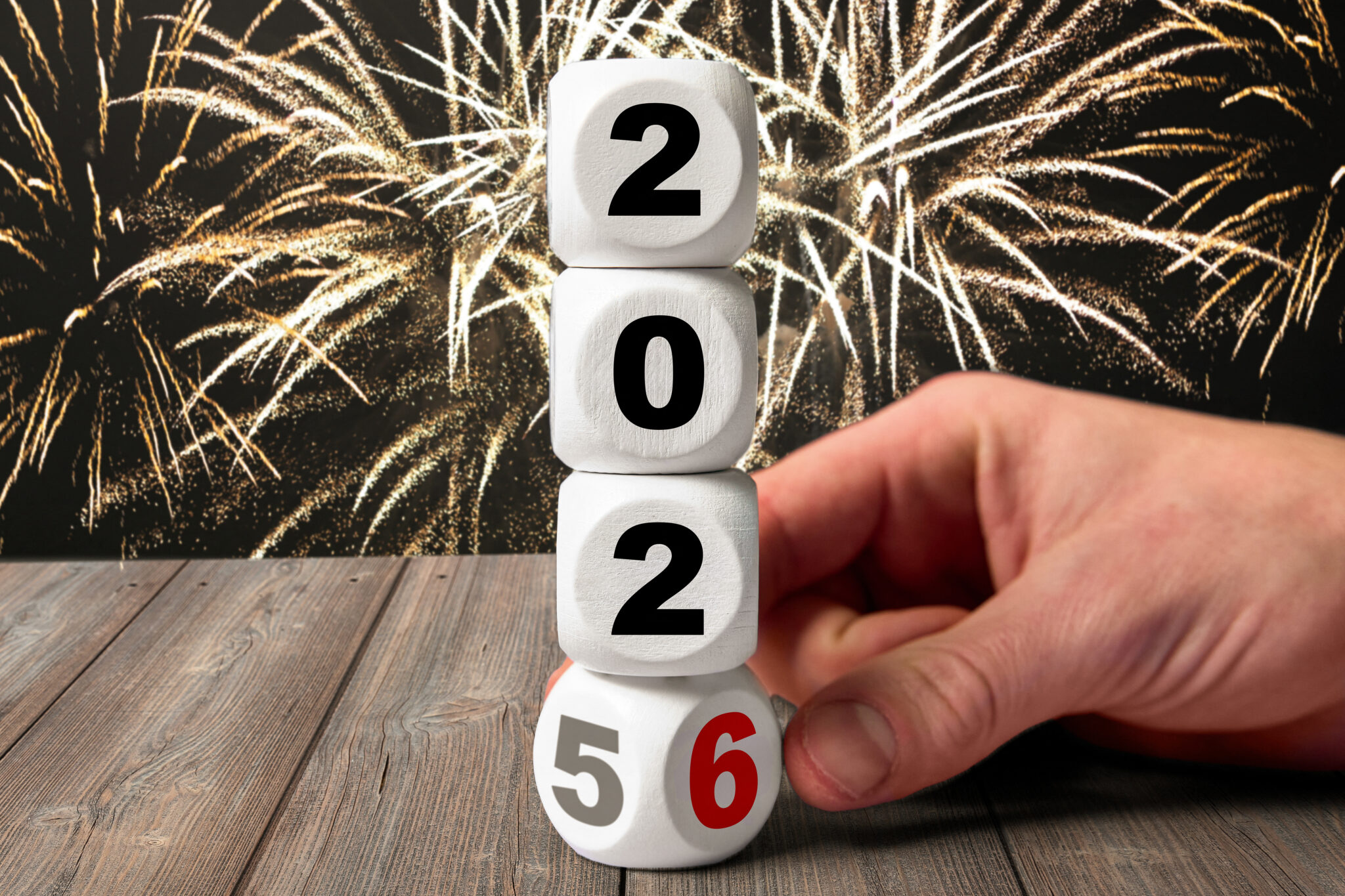 jahreswechsel 2026 – bild mit zahlenwuerfeln und feuerwerk 2