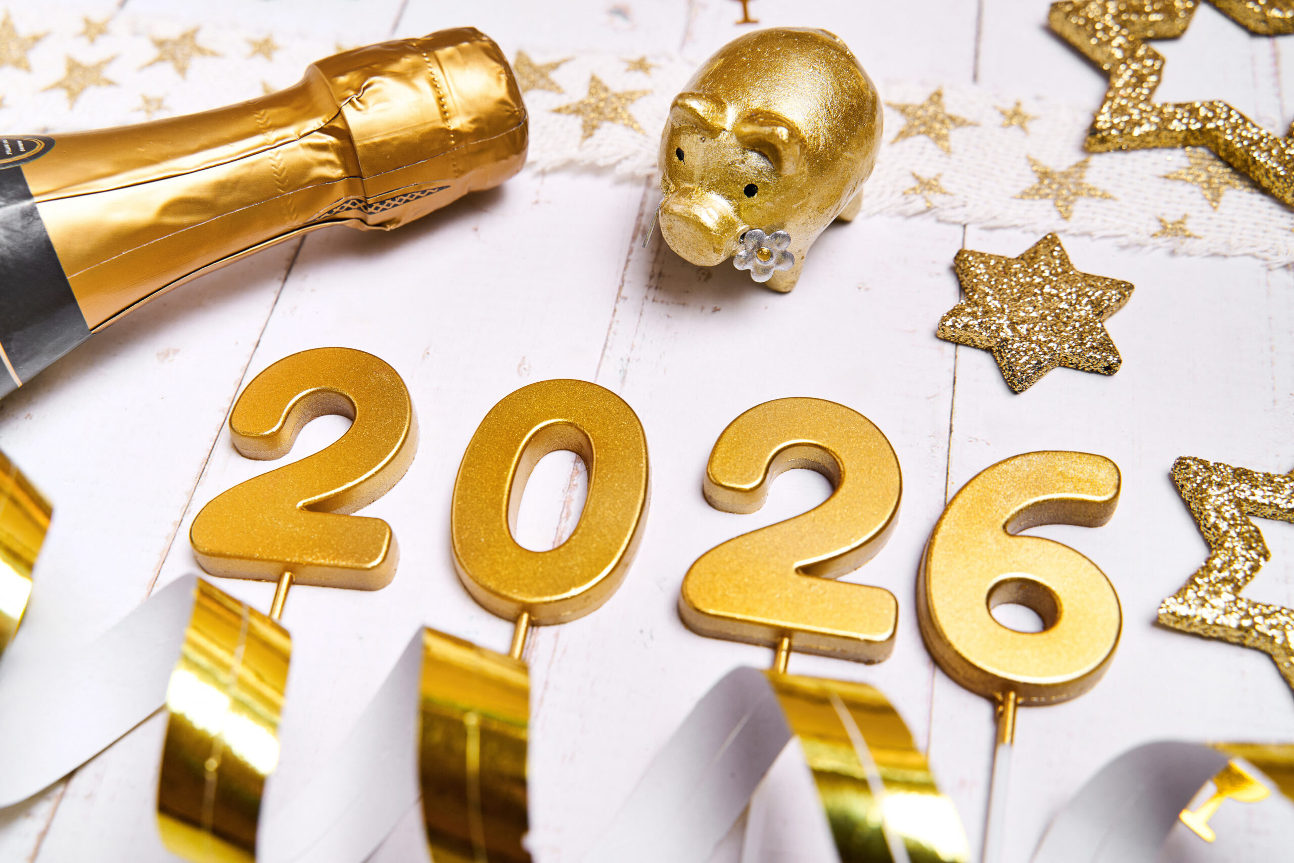 NEUJAHR 2026 BILDER neujahrswuensche 2026 goldene zahlen mit glueckssymbolen 5 scaled