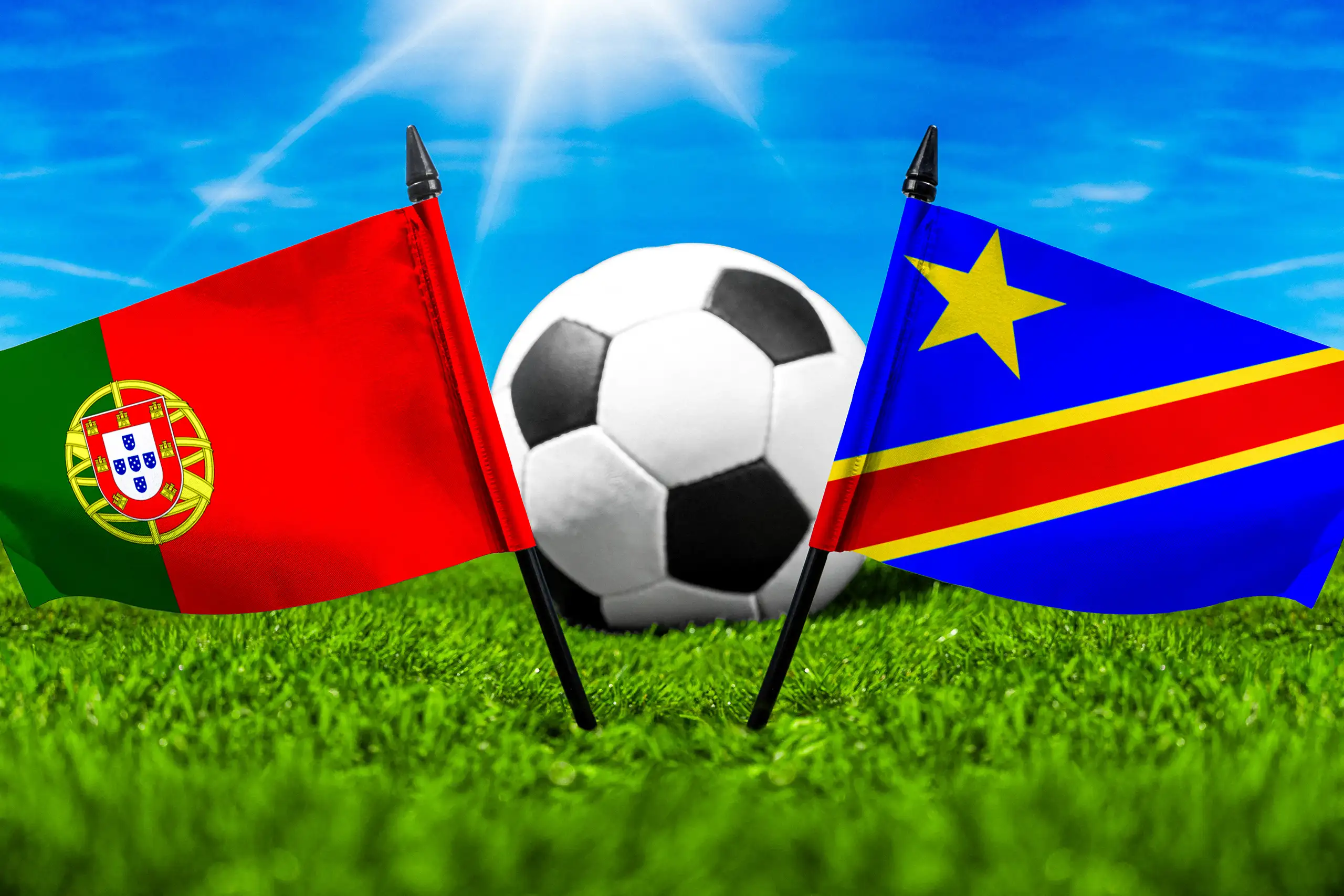 portugal demokratische republik kongo fußballspiel mit fußball zwischen den nationalflaggen von portugal und der demokratischen republik kongo auf grünem spielfeldrasen.