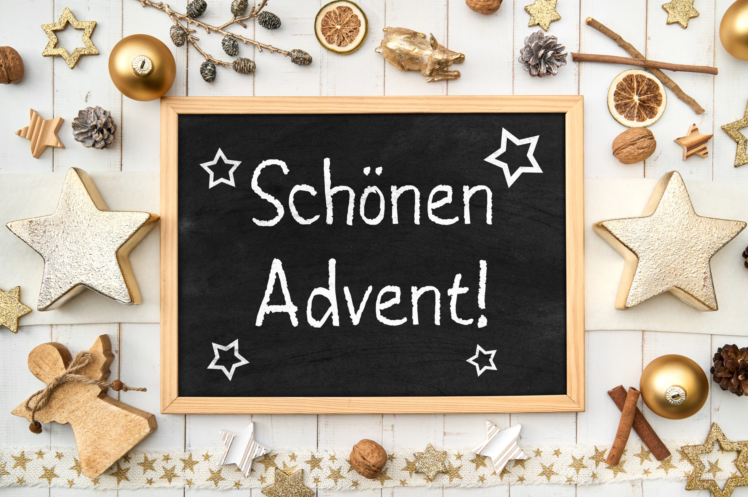 tafel mit schriftzug schönen advent umgeben von goldener weihnachtsdeko und sternen