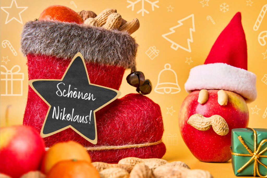 Schönen Nikolaus mit lustigem Nikolausbild, rotem Stiefel, Apfel mit Mütze und Nüssen vor gelbem Hintergrund