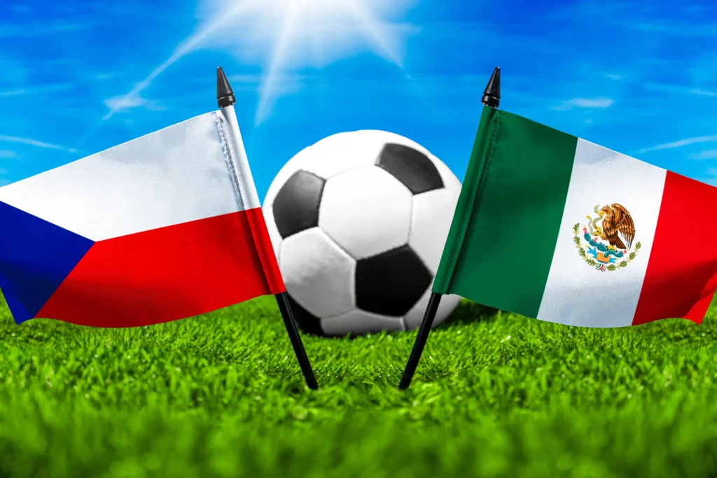 Tschechische und mexikanische Flagge mit Fußball auf grünem Rasen bei sonnigen Bedingungen.