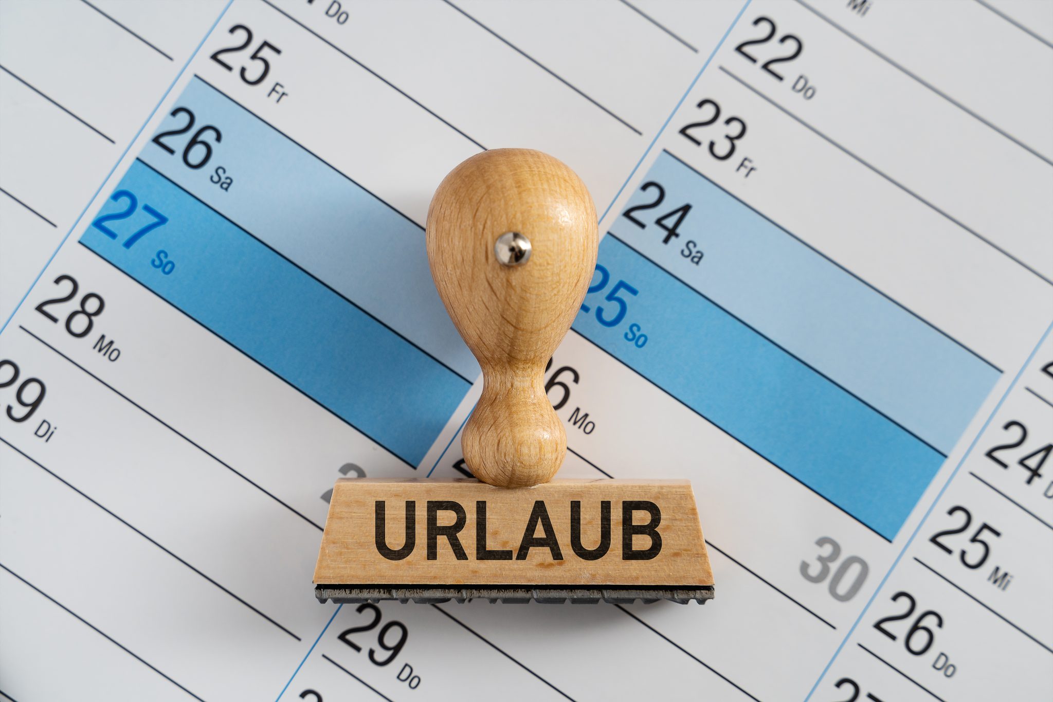 URLAUB URLAUB BILDER: HOLZSTEMPEL MIT DER AUFSCHRIFT URLAUB AUF EINEM KALENDER urlaub bilder: holzstempel mit der aufschrift urlaub auf einem kalender