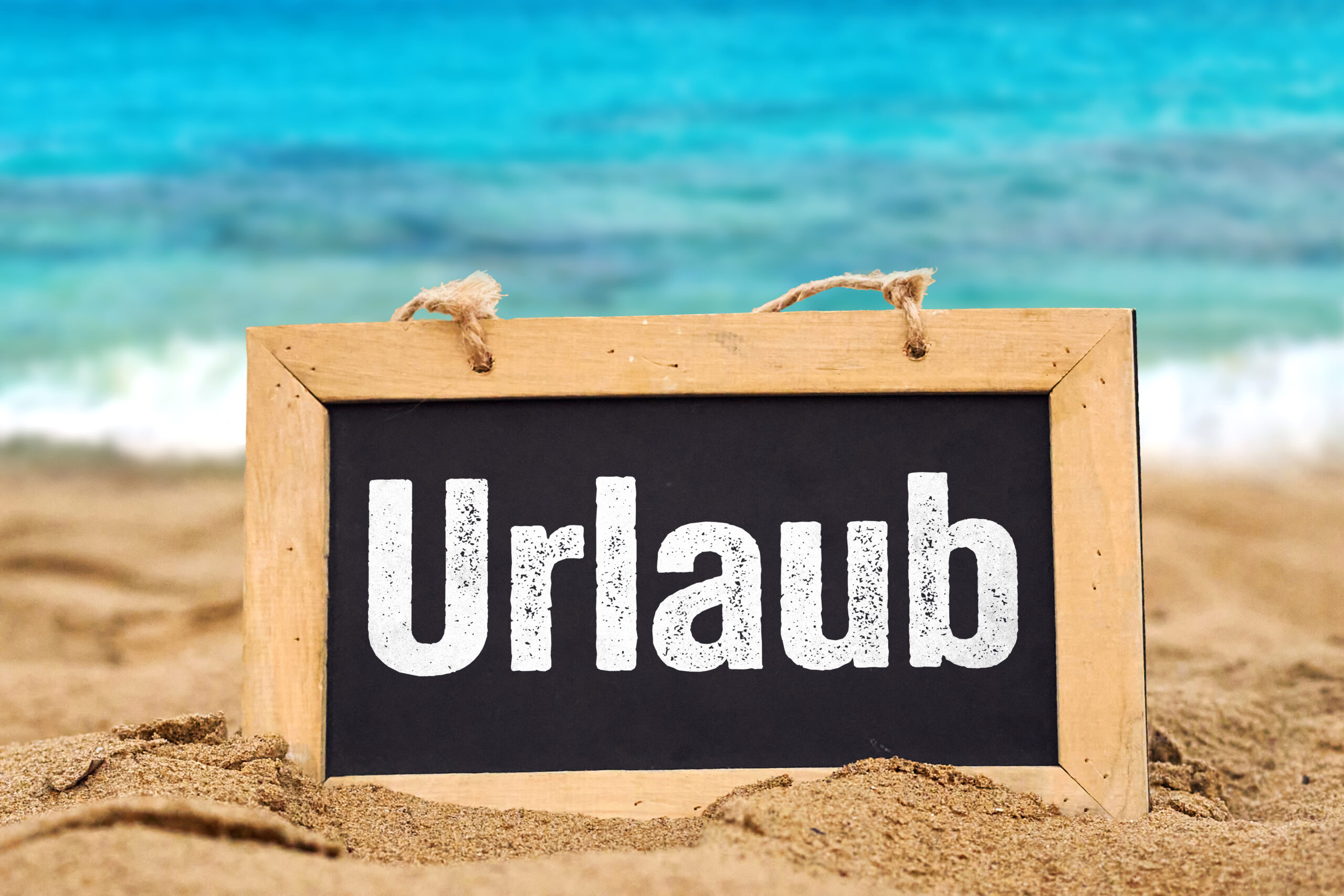 URLAUB BILDER urlaubsschild am meer scaled
