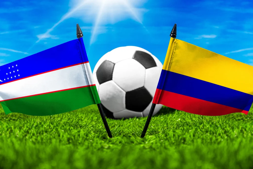 Usbekische und ecuadorianische Flagge mit Fußball auf einem Rasenplatz bei sonnigem Wetter.