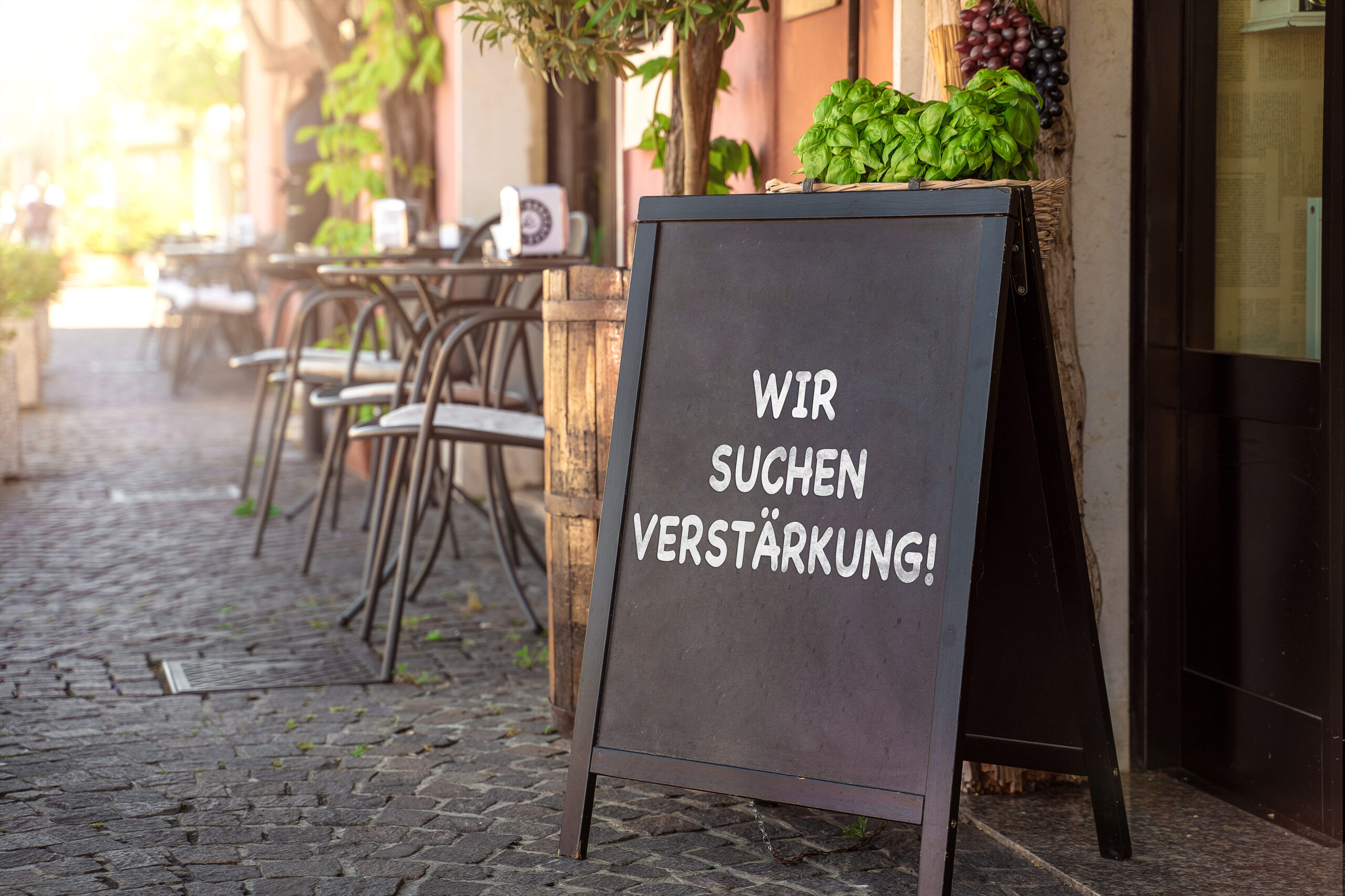 MITARBEITER BILDER - FÜR STELLENANZEIGEN wir suchen verstaerkung schild gastronomie 3 scaled
