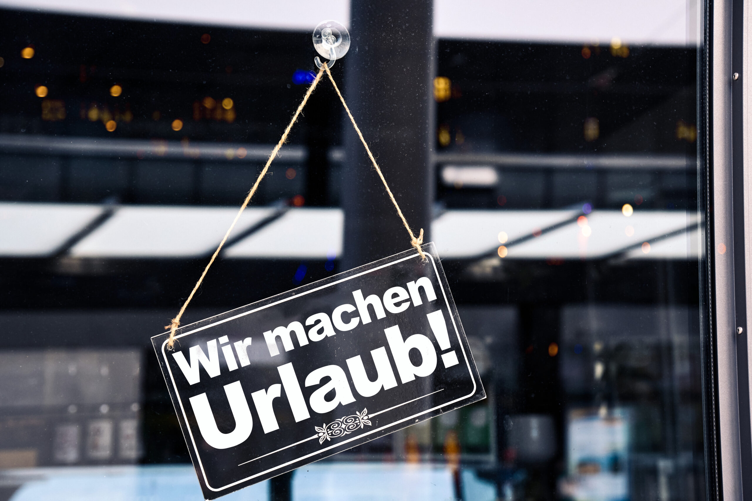 URLAUB BILDER wir machen urlaub schild 3 scaled