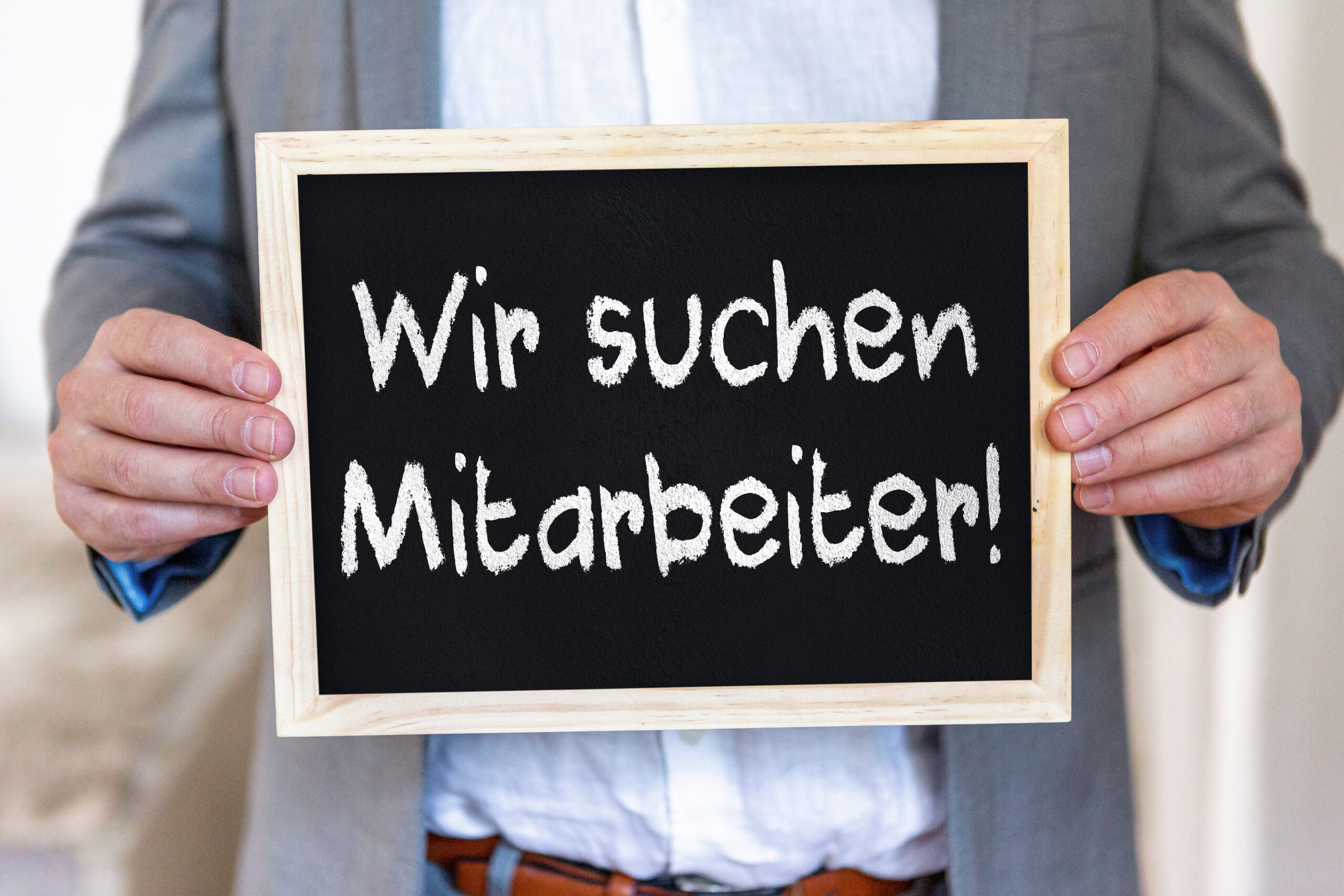 MITARBEITER BILDER - FÜR STELLENANZEIGEN wir suchen mitarbeiter schild scaled