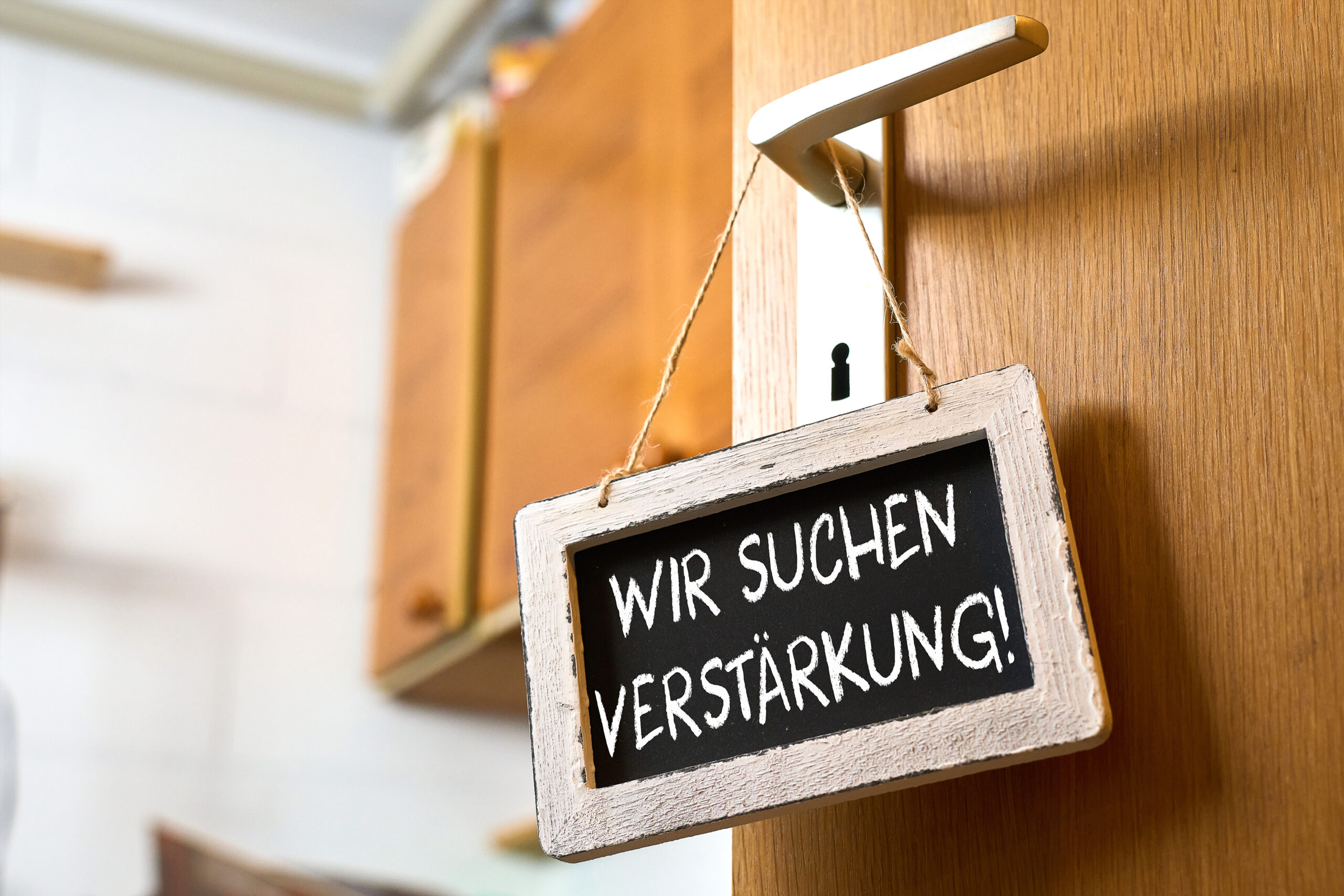 MITARBEITER BILDER - FÜR STELLENANZEIGEN wir suchen verstraekung schild 3 scaled