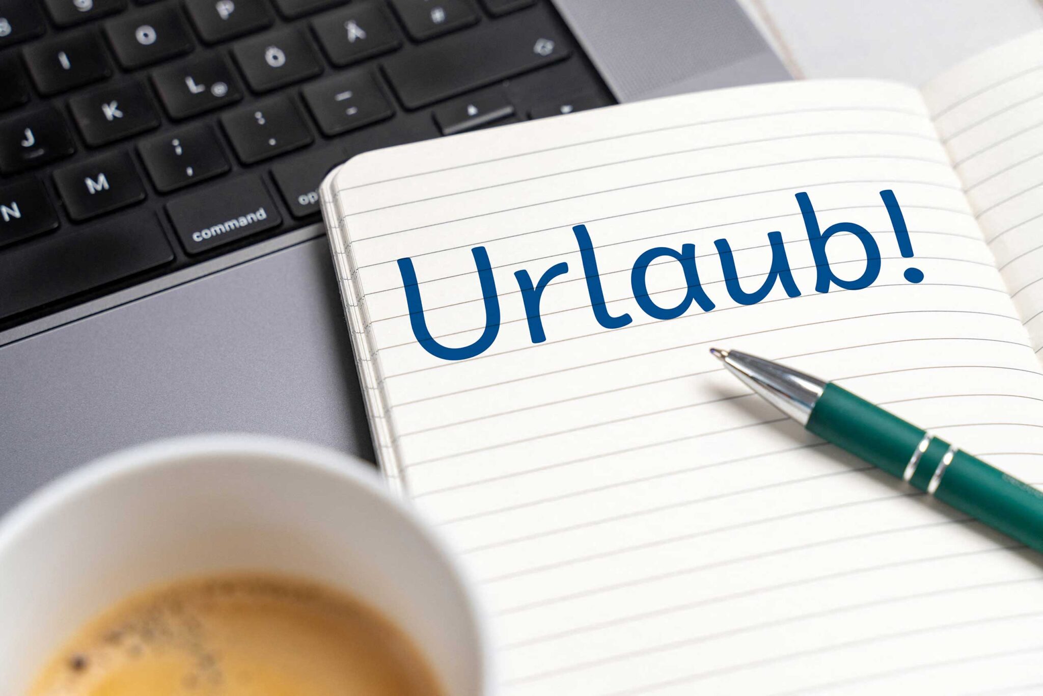 urlaub notiz im büro mit laptop kalender und stift für abwesenheit out of office bild