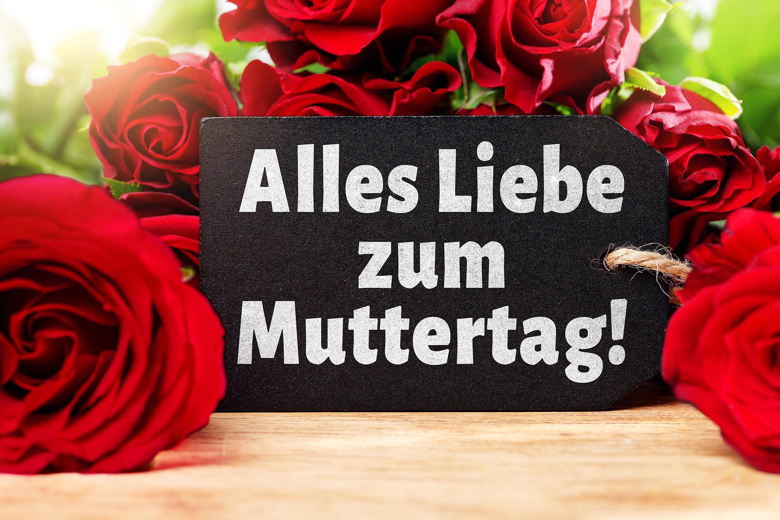 ALLES LIEBE ZUM MUTTERTAG BILDER 1 BILDER alles liebe zum muttertag schriftzug auf einem schwarzen anhänger umrahmt von roten rosen.