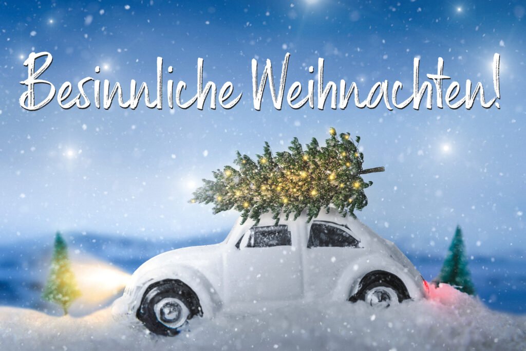 Besinnliche Weihnachten – festliches Weihnachtsbild mit Auto, Tannenbaum und Schnee