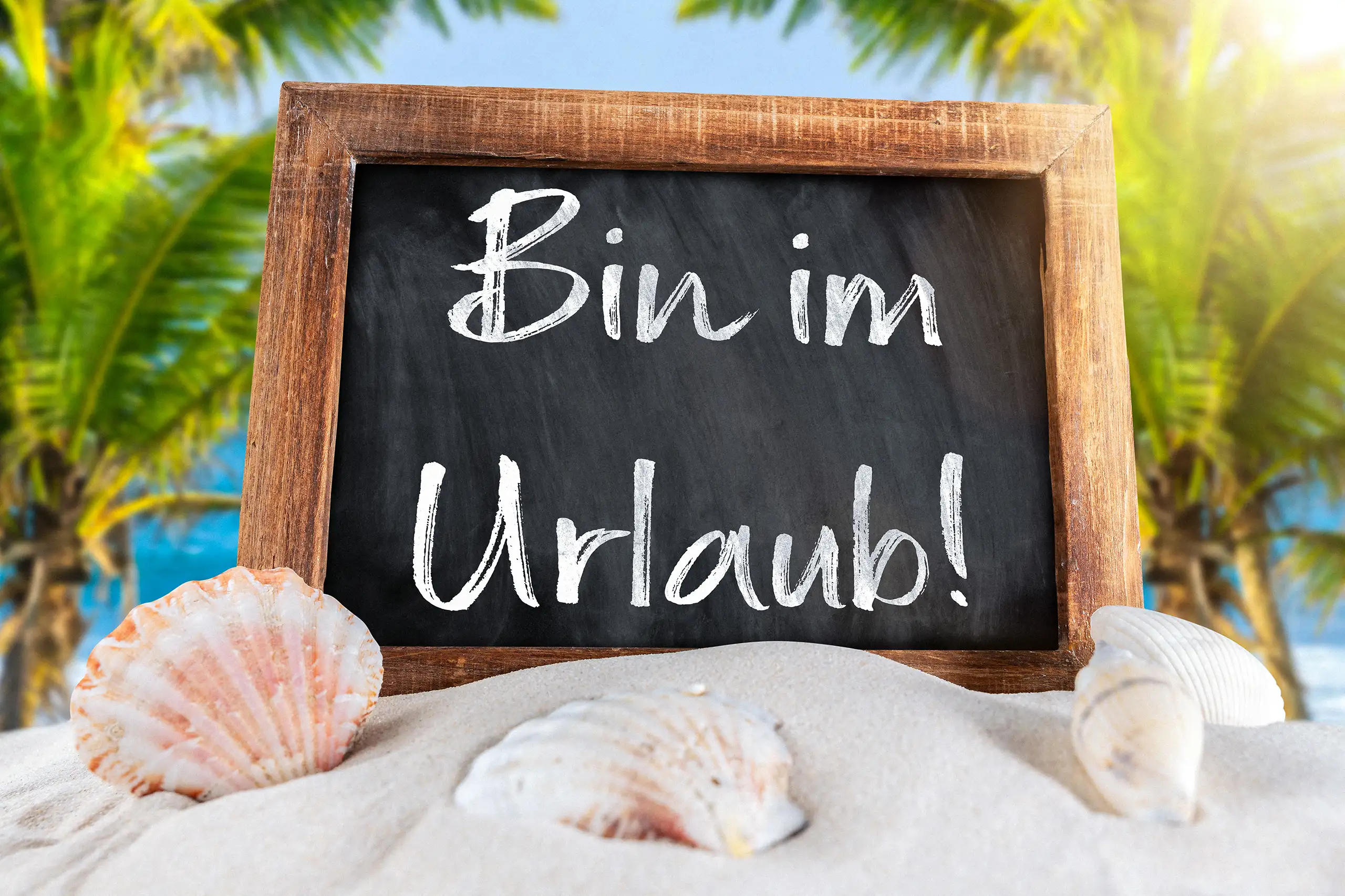 Bin im Urlaub Bild mit Kreidetafel, Muscheln, Sand, Palmen und Meer