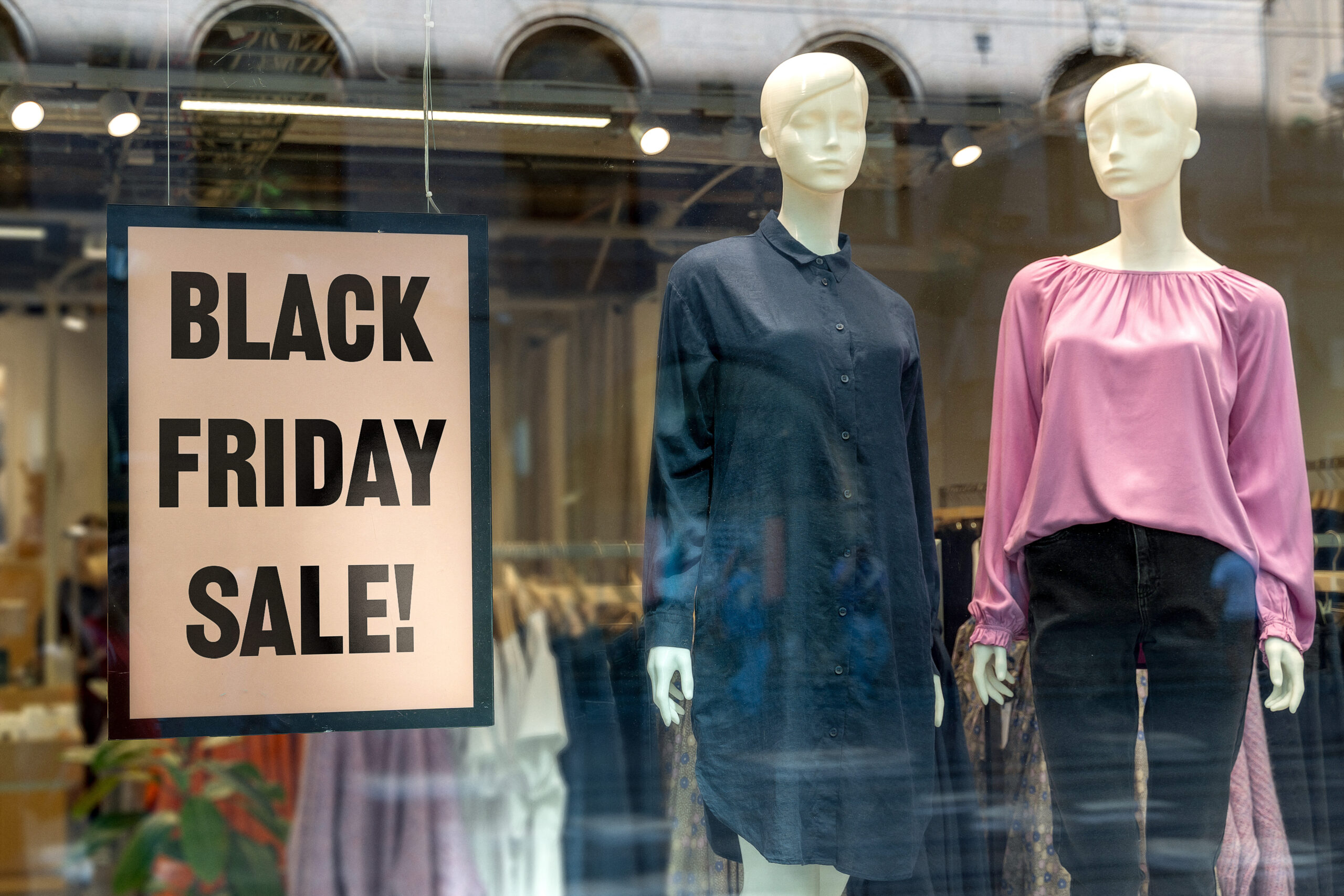 BLACK FRIDAY BILDER BLACK FRIDAY SALE SCHAUFENSTER – WERBESCHILD MIT AUFSCHRIFT BLACK FRIDAY SALE VOR MODEPUPPEN IM GESCHÄFT black friday sale schaufenster – werbeschild mit aufschrift black friday sale vor modepuppen im geschäft