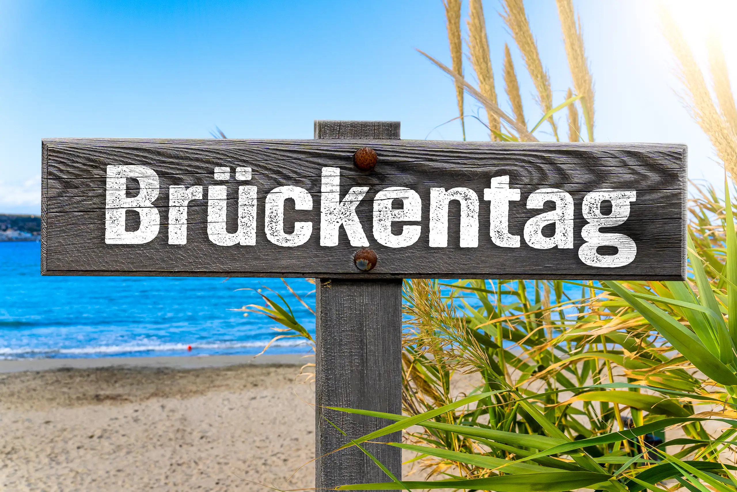 brueckentag schild am meer bilder