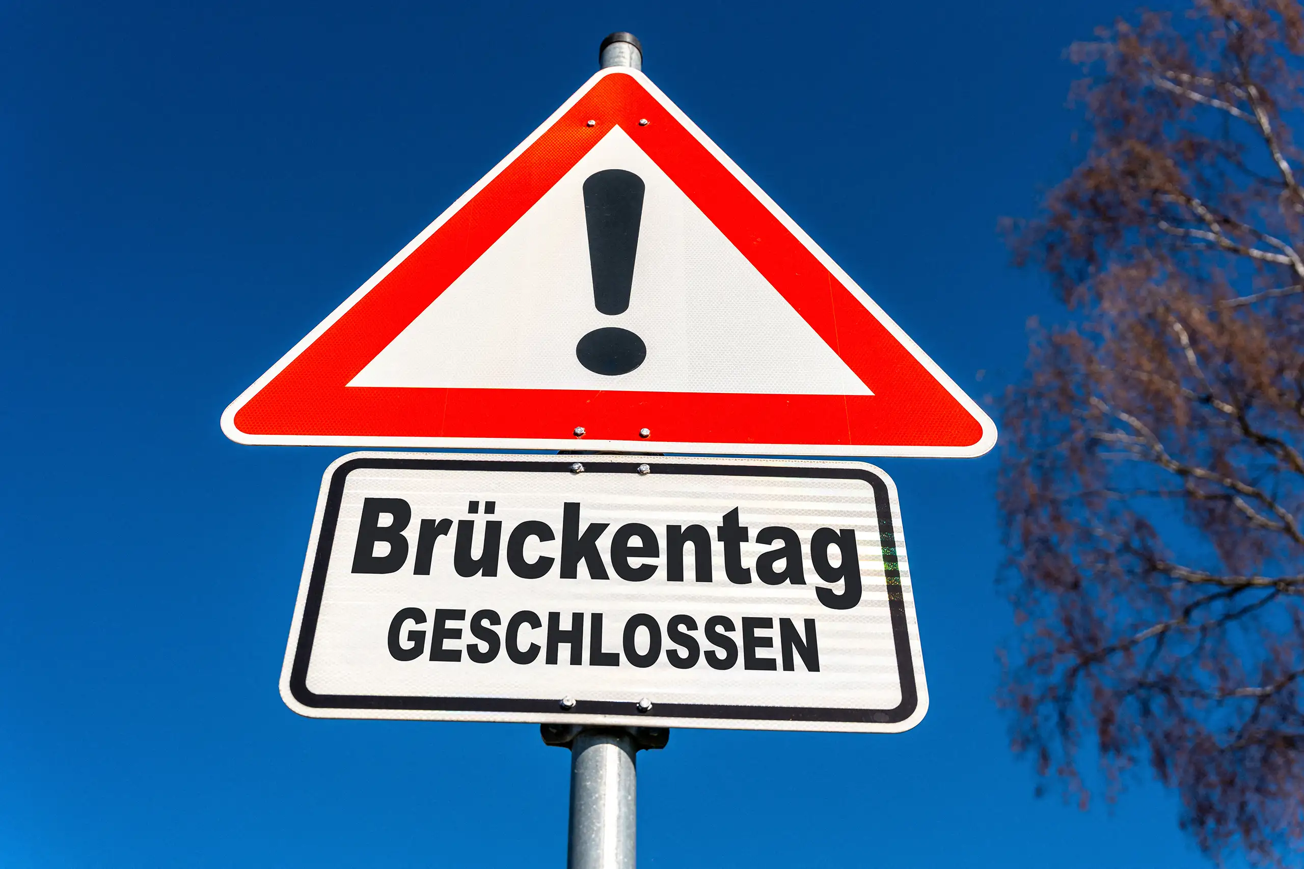 brueckentag geschlossen schild bilder