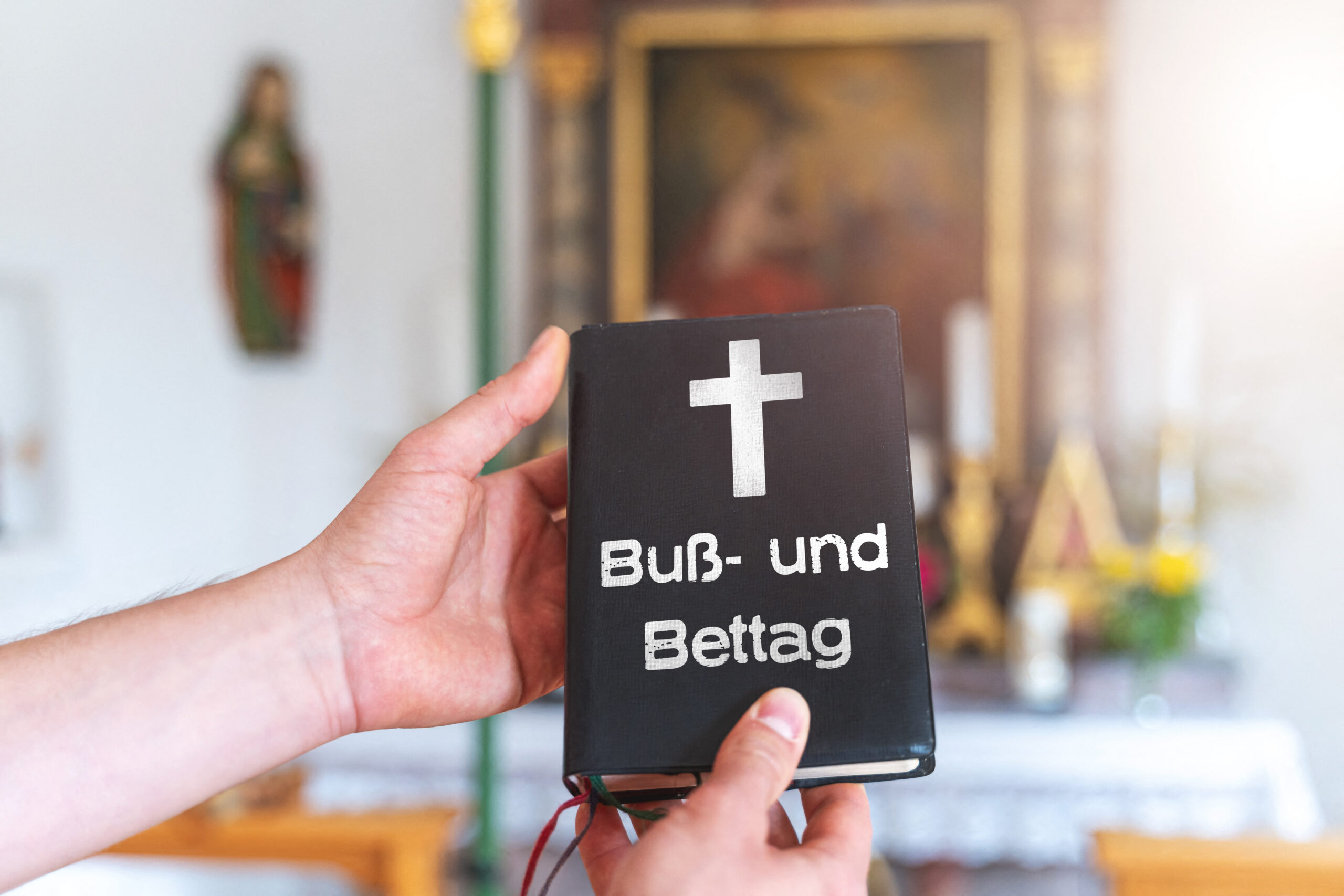 BUSS- UND BETTAG BILDER BUSS- UND BETTAG BILD MIT BIBEL UND KREUZ IN DER KIRCHE buß- und bettag bild mit bibel und kreuz in der kirche